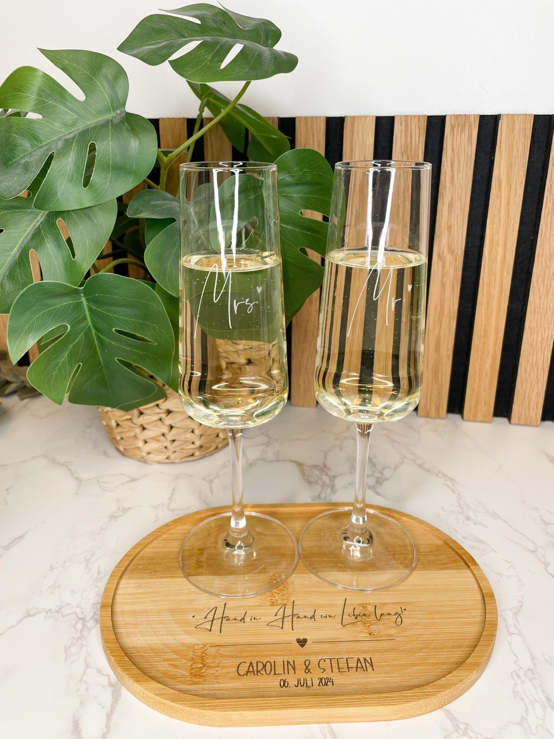 Personalisierte Sektgläser „Mr & Mrs“ – Graviert | Hochzeitsgeschenk mit optionalem Tablett