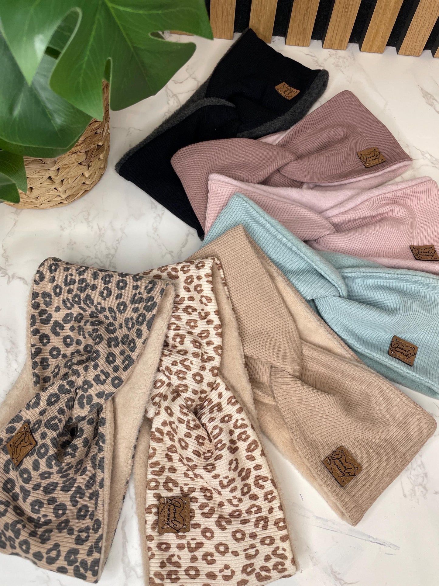 Warmes Stirnband mit Knotendetail aus Baumwollfleece und Ripjersey