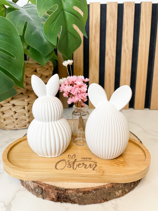 Osterset „Frohe Ostern“ – 2 Osterhasen mit Trockenblumen & graviertem Tablett | Handgegossen aus Raysin / Ostergeschenk / Osterdeko
