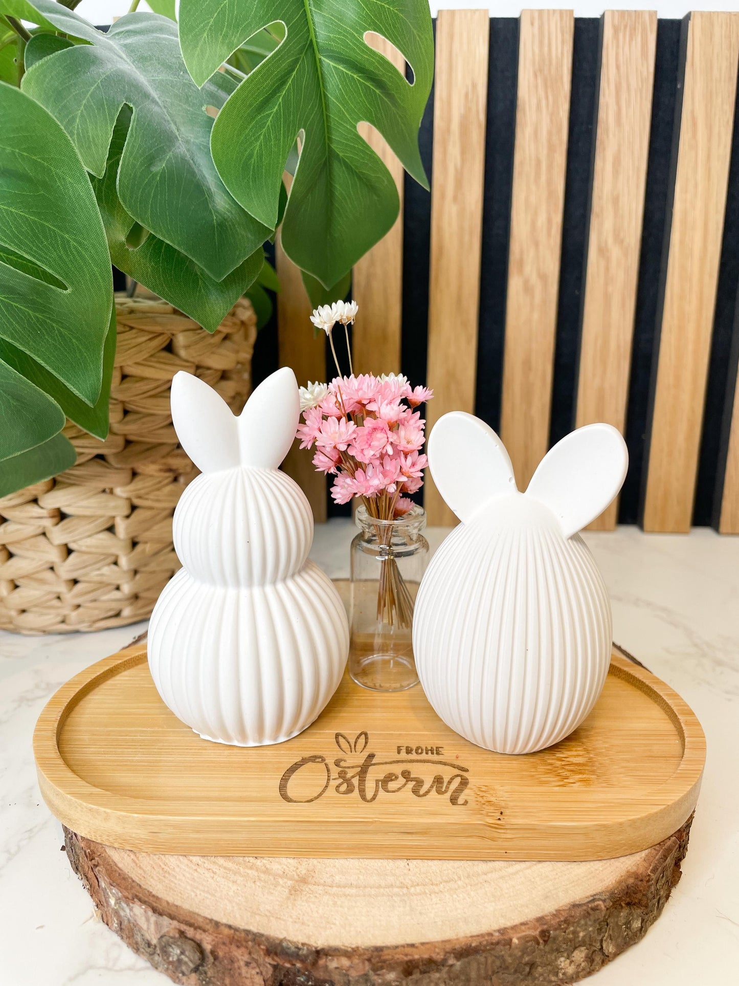Osterset „Frohe Ostern“ – 2 Osterhasen mit Trockenblumen & graviertem Tablett | Handgegossen aus Raysin / Ostergeschenk / Osterdeko