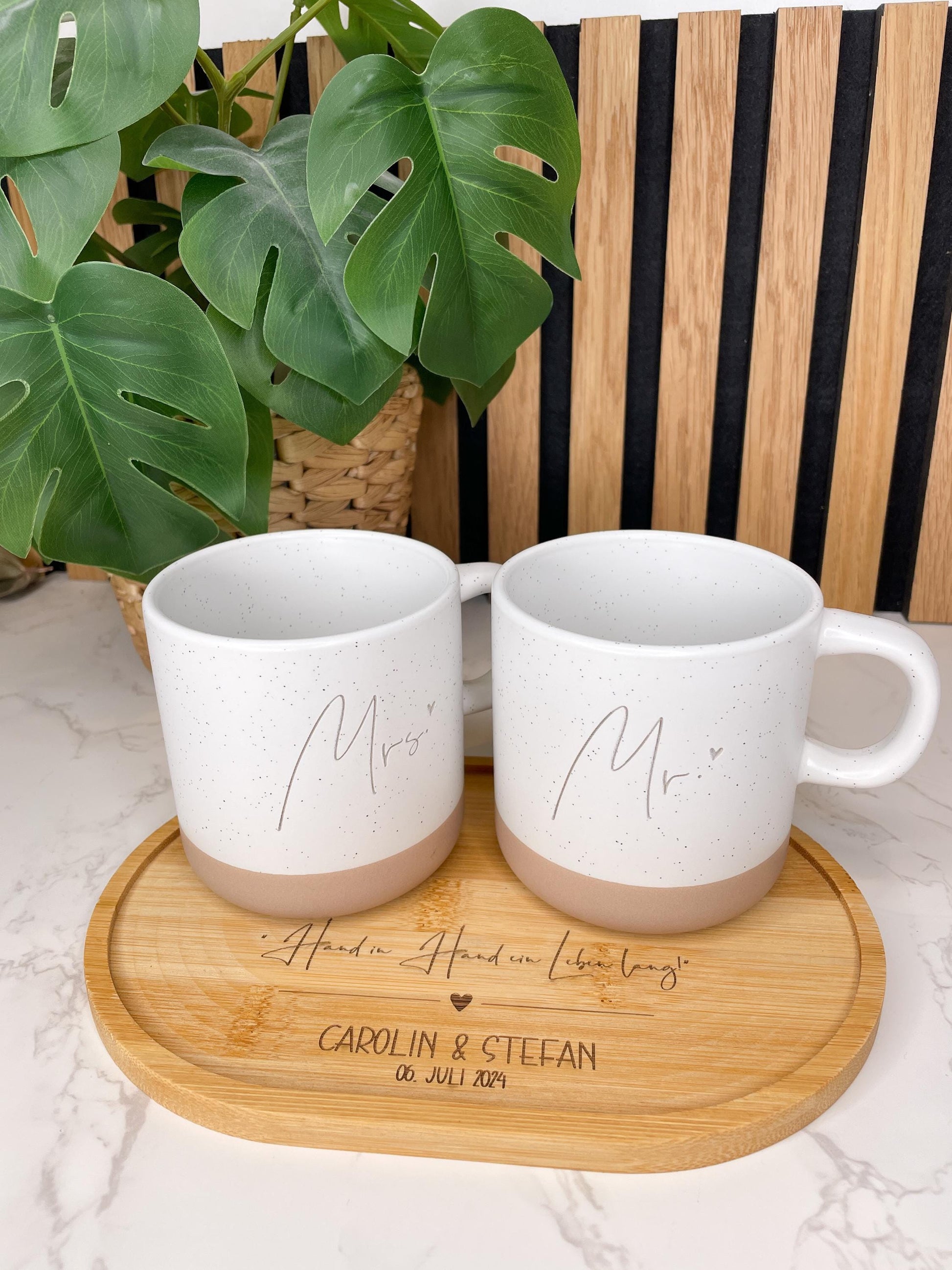 Hochzeitsset „Mr und Mrs“ – Personalisierte Tassen & graviertes Tablett | Geschenk zur Hochzeit