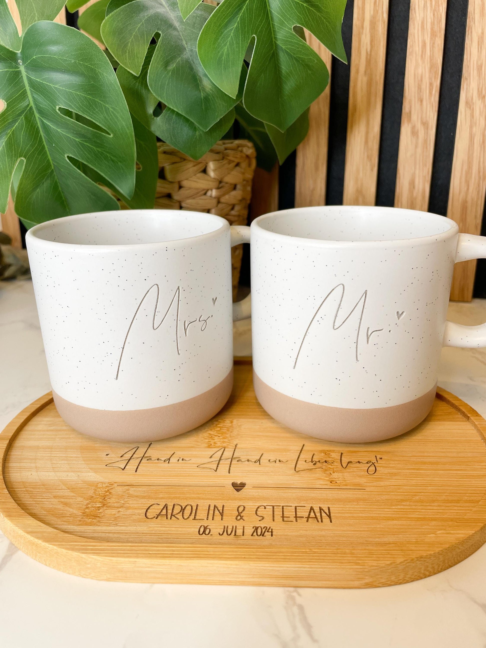 Hochzeitsset „Mr und Mrs“ – Personalisierte Tassen & graviertes Tablett | Geschenk zur Hochzeit