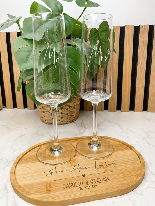 Personalisierte Sektgläser „Mr & Mrs“ – Graviert | Hochzeitsgeschenk mit optionalem Tablett