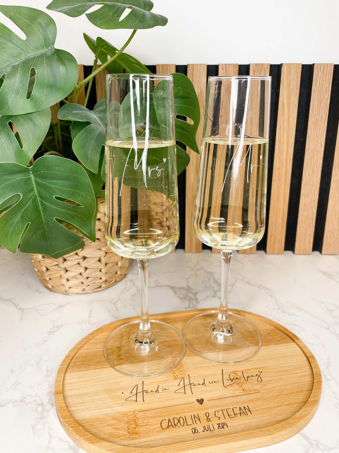Personalisierte Sektgläser „Mr & Mrs“ – Graviert | Hochzeitsgeschenk mit optionalem Tablett