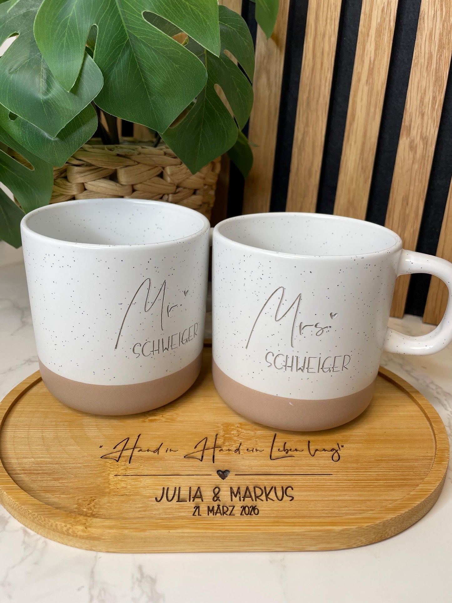Hochzeitsset „Mr und Mrs“ – Personalisierte Tassen & graviertes Tablett | Geschenk zur Hochzeit