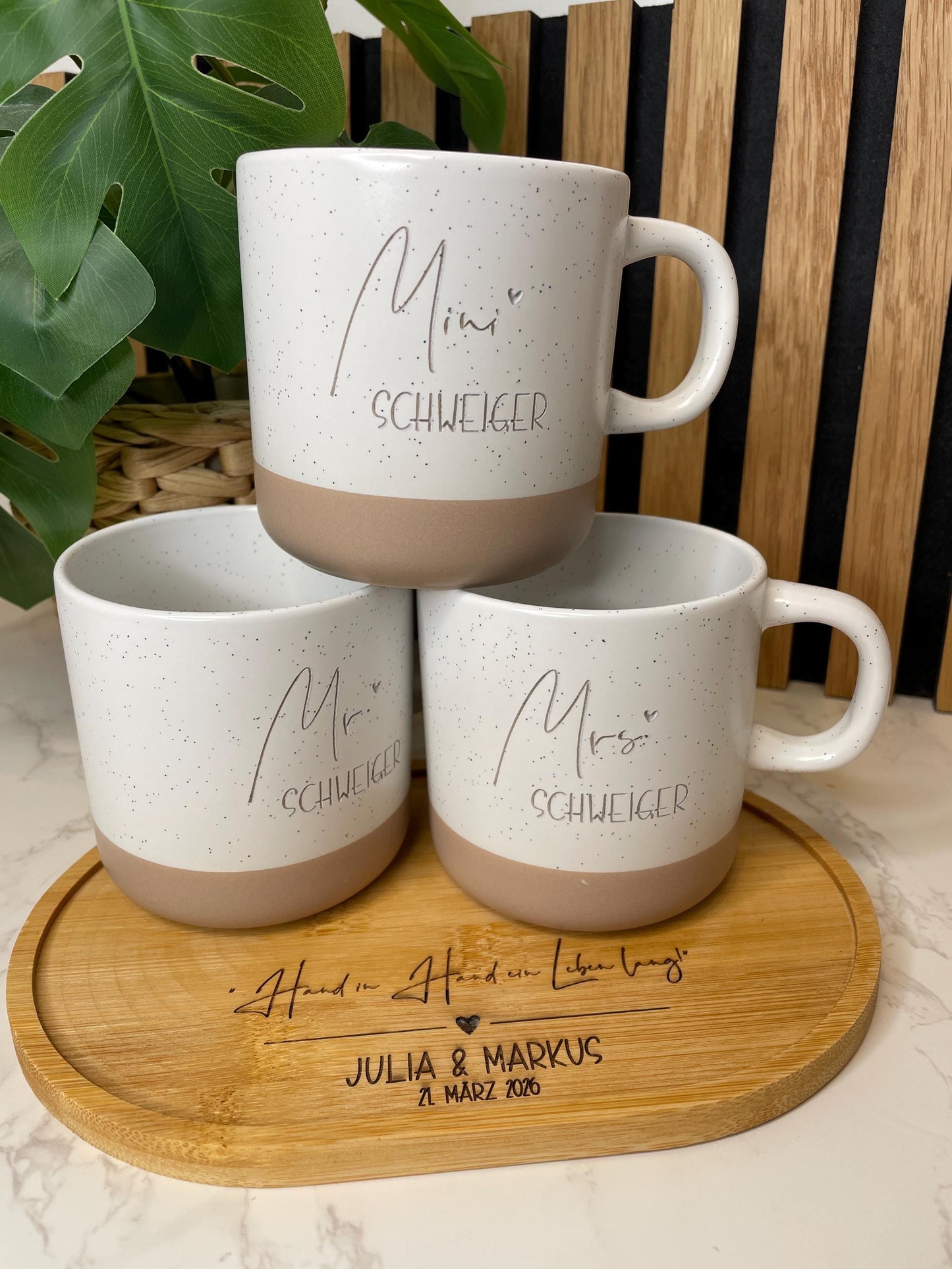 Hochzeitsset „Mr und Mrs“ – Personalisierte Tassen & graviertes Tablett | Geschenk zur Hochzeit