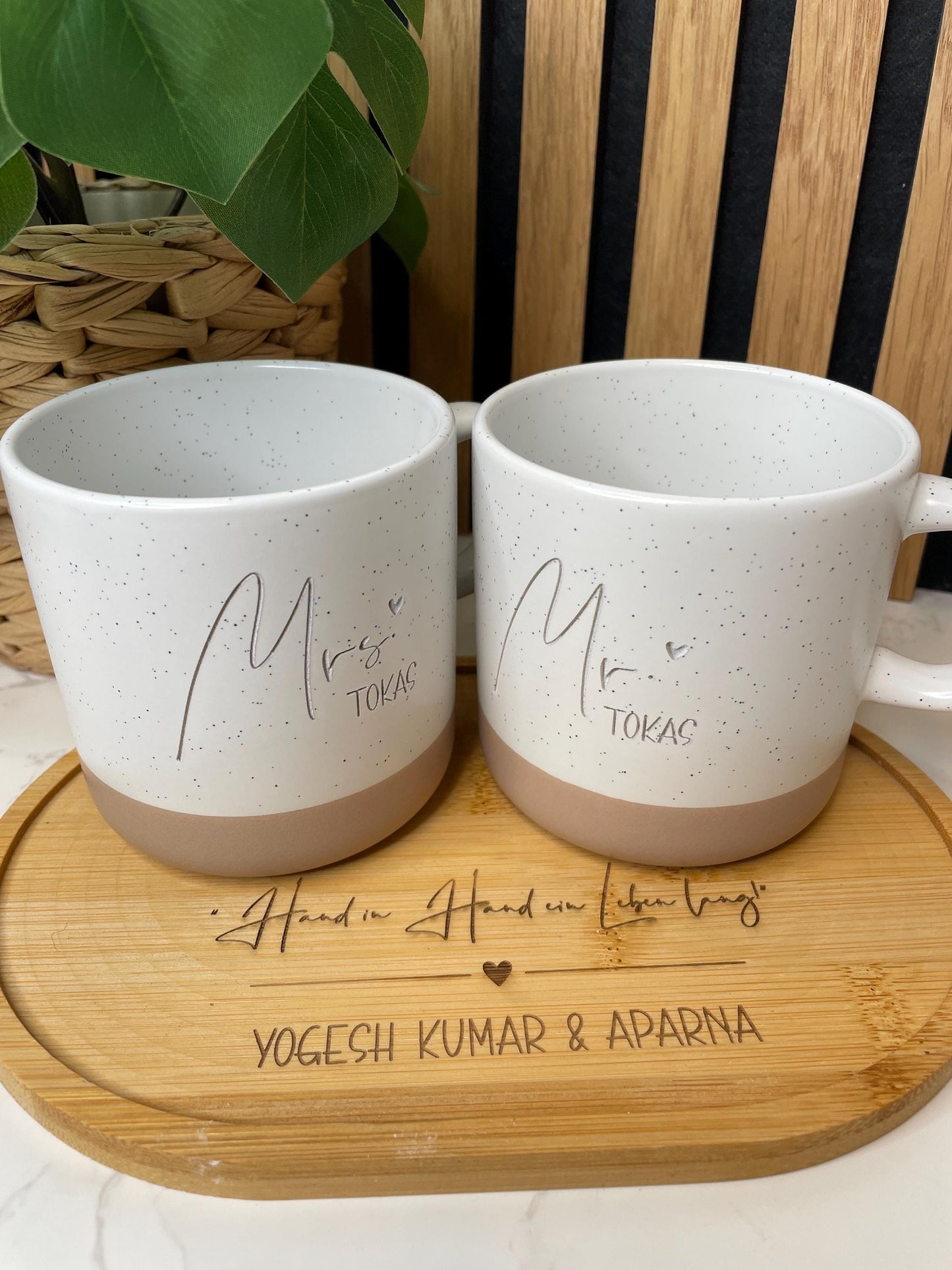Hochzeitsset „Mr und Mrs“ – Personalisierte Tassen & graviertes Tablett | Geschenk zur Hochzeit