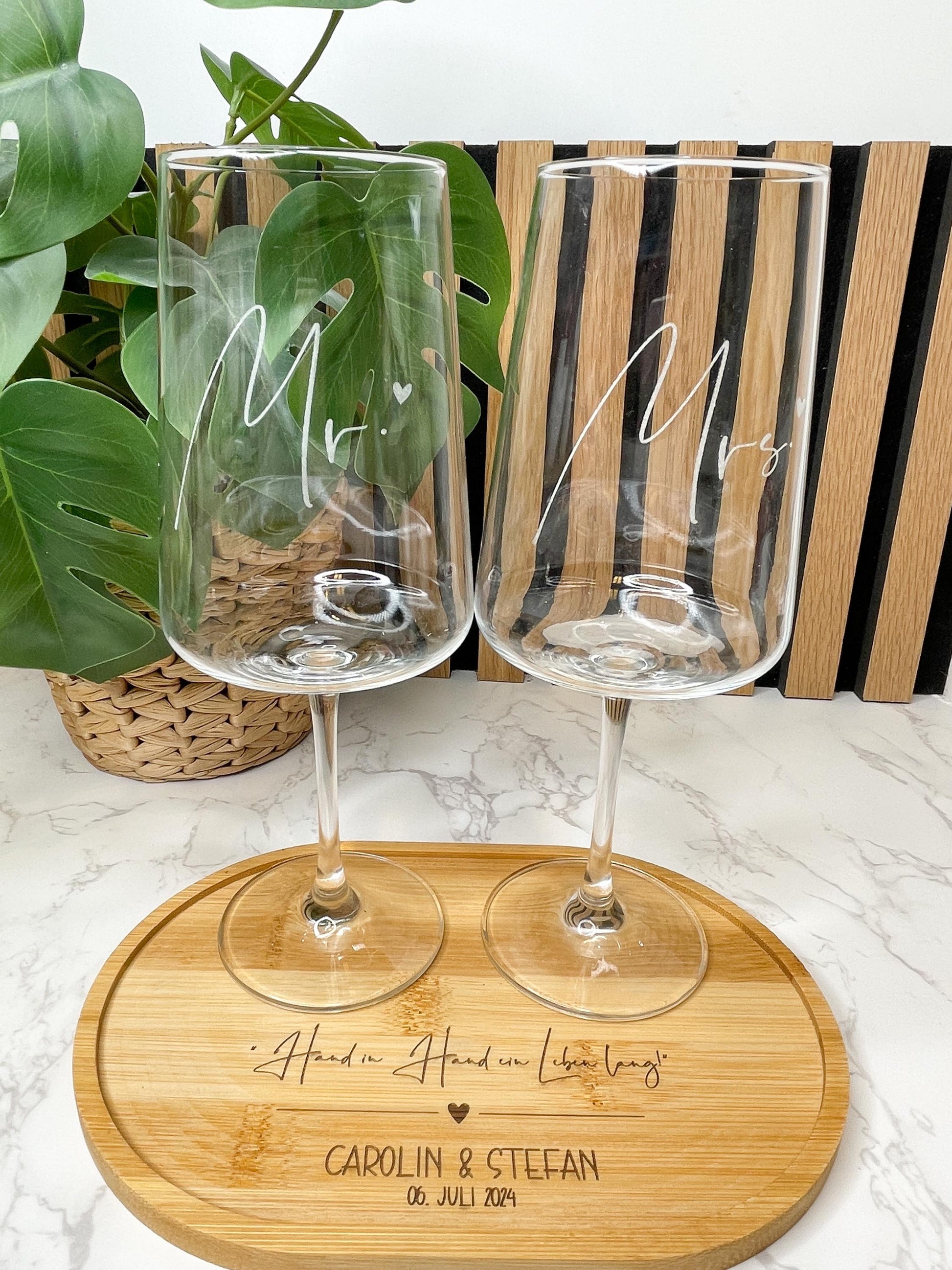 Personalisiertes Hochzeitsgeschenk – Leonardo Weinglas Set mit Gravur & Holztablett