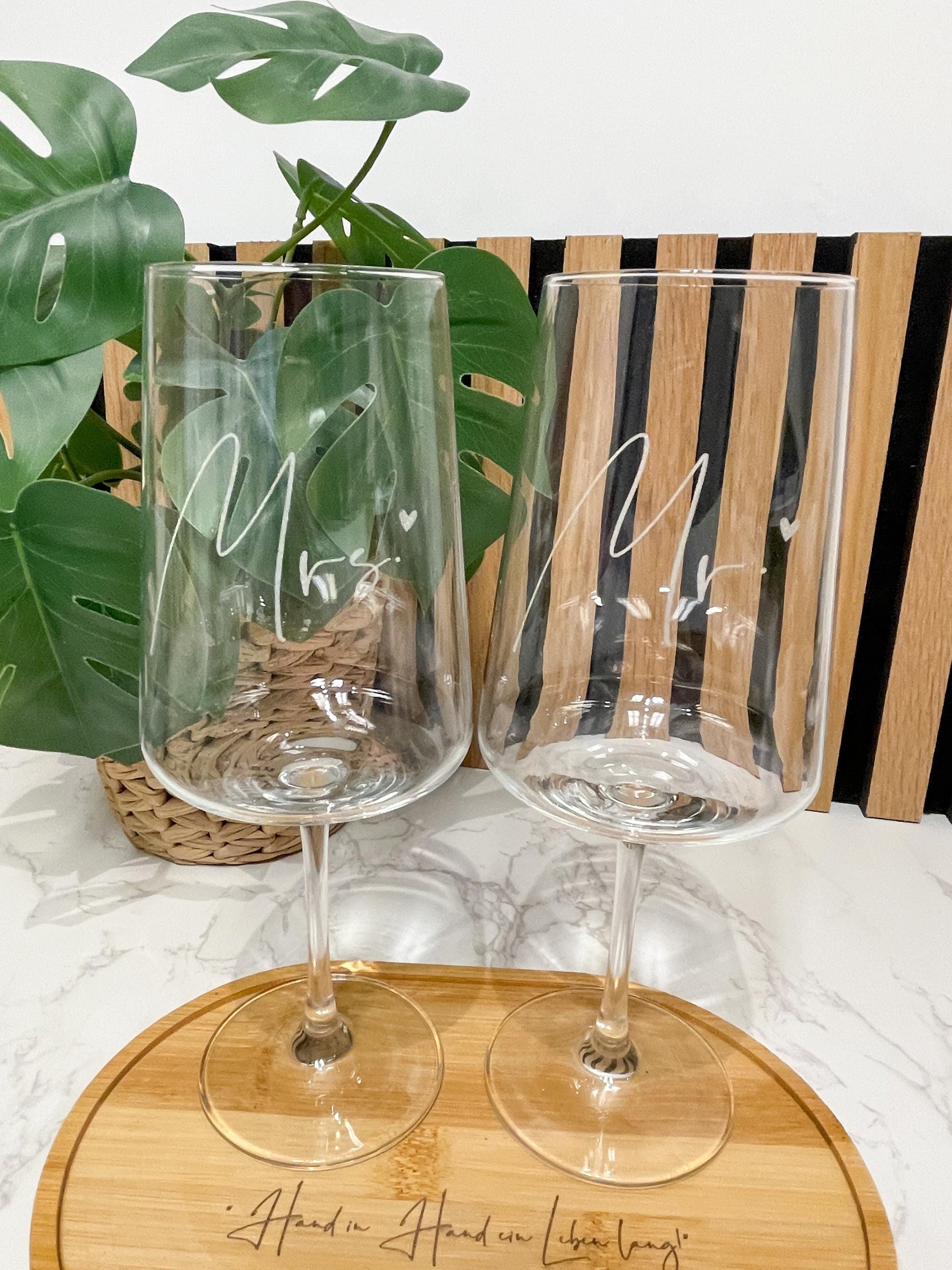 Personalisiertes Hochzeitsgeschenk – Leonardo Weinglas Set mit Gravur & Holztablett