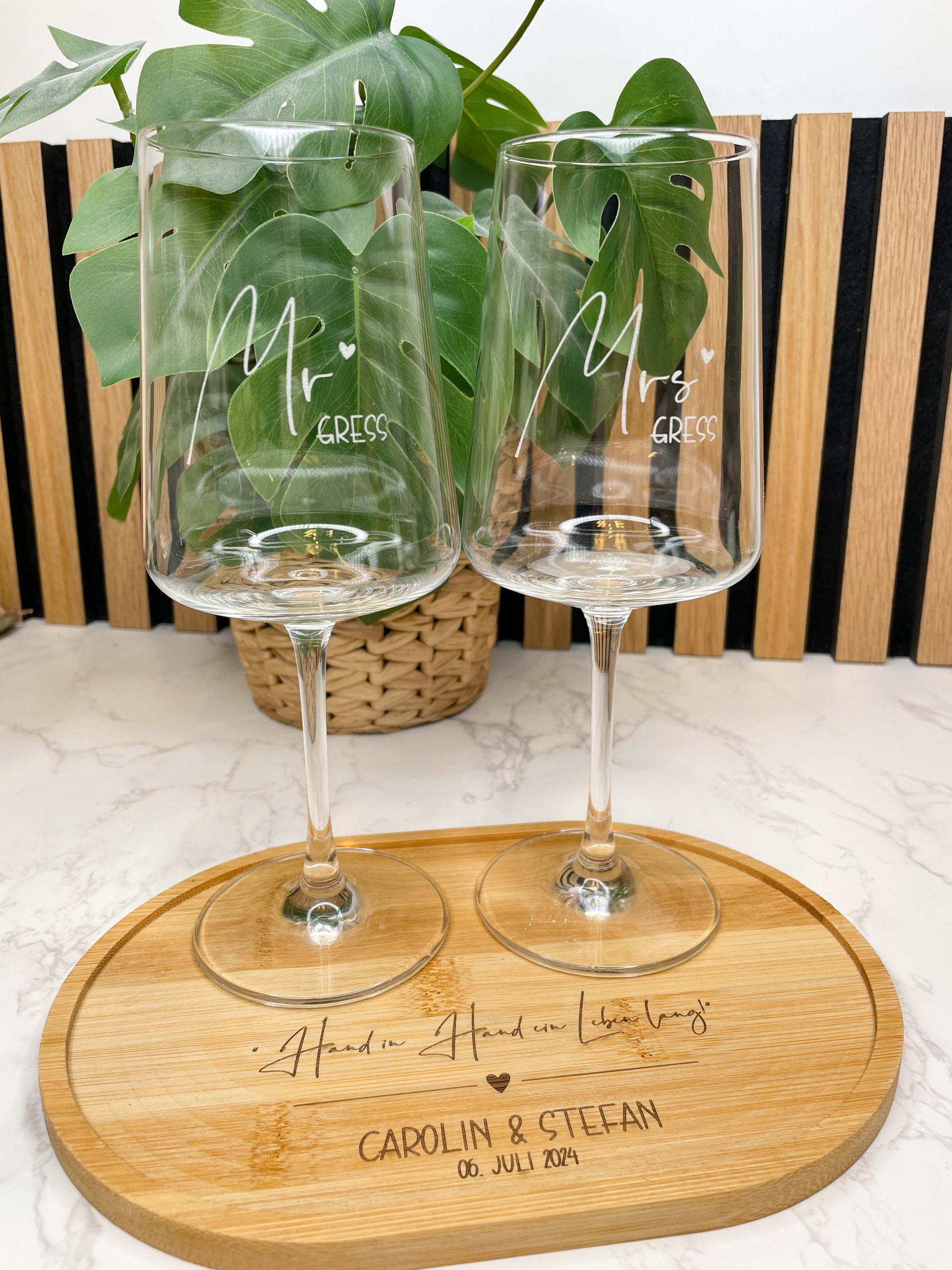 Personalisiertes Hochzeitsgeschenk – Leonardo Weinglas Set mit Gravur & Holztablett