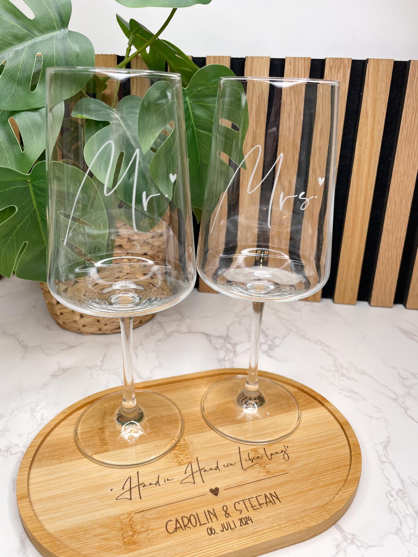 Personalisiertes Hochzeitsgeschenk – Leonardo Weinglas Set mit Gravur & Holztablett