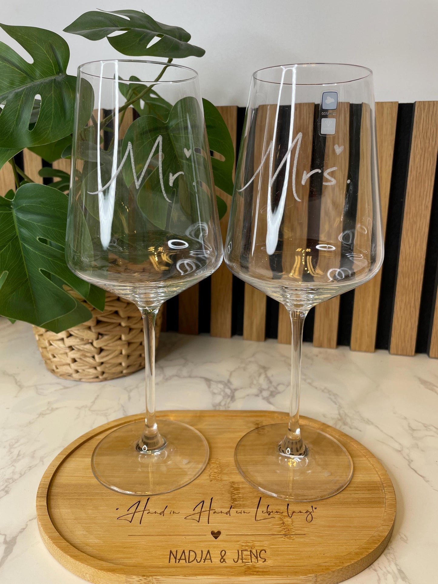 Personalisiertes Hochzeitsgeschenk – Leonardo Weinglas Set mit Gravur & Holztablett