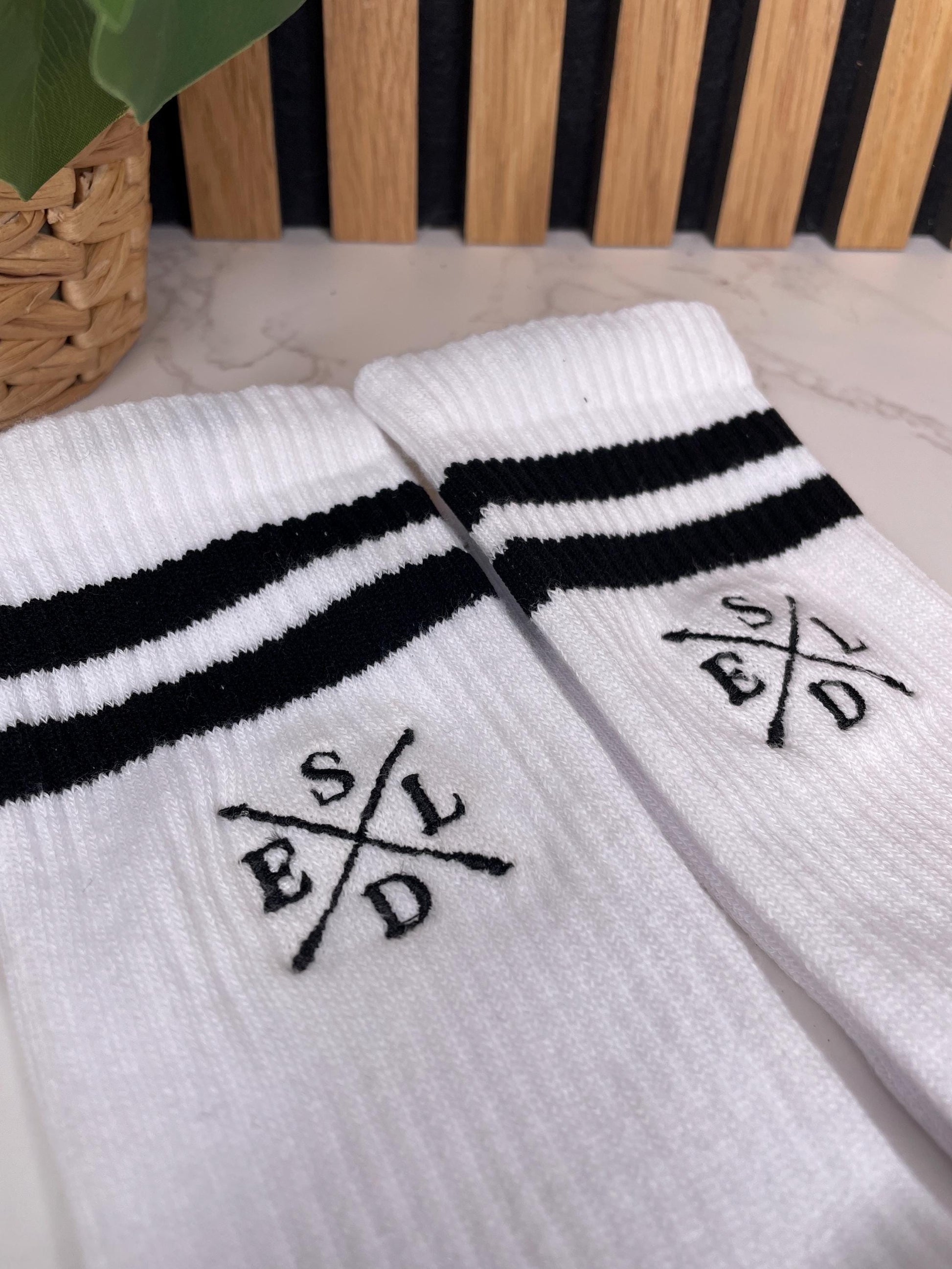 Personalisierte Socken mit Familienmonogramm – bestickt & individuell