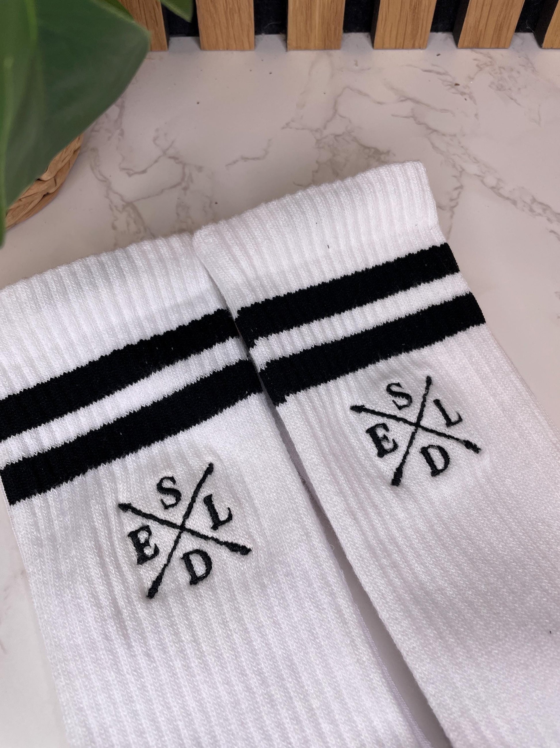 Personalisierte Socken mit Familienmonogramm – bestickt & individuell