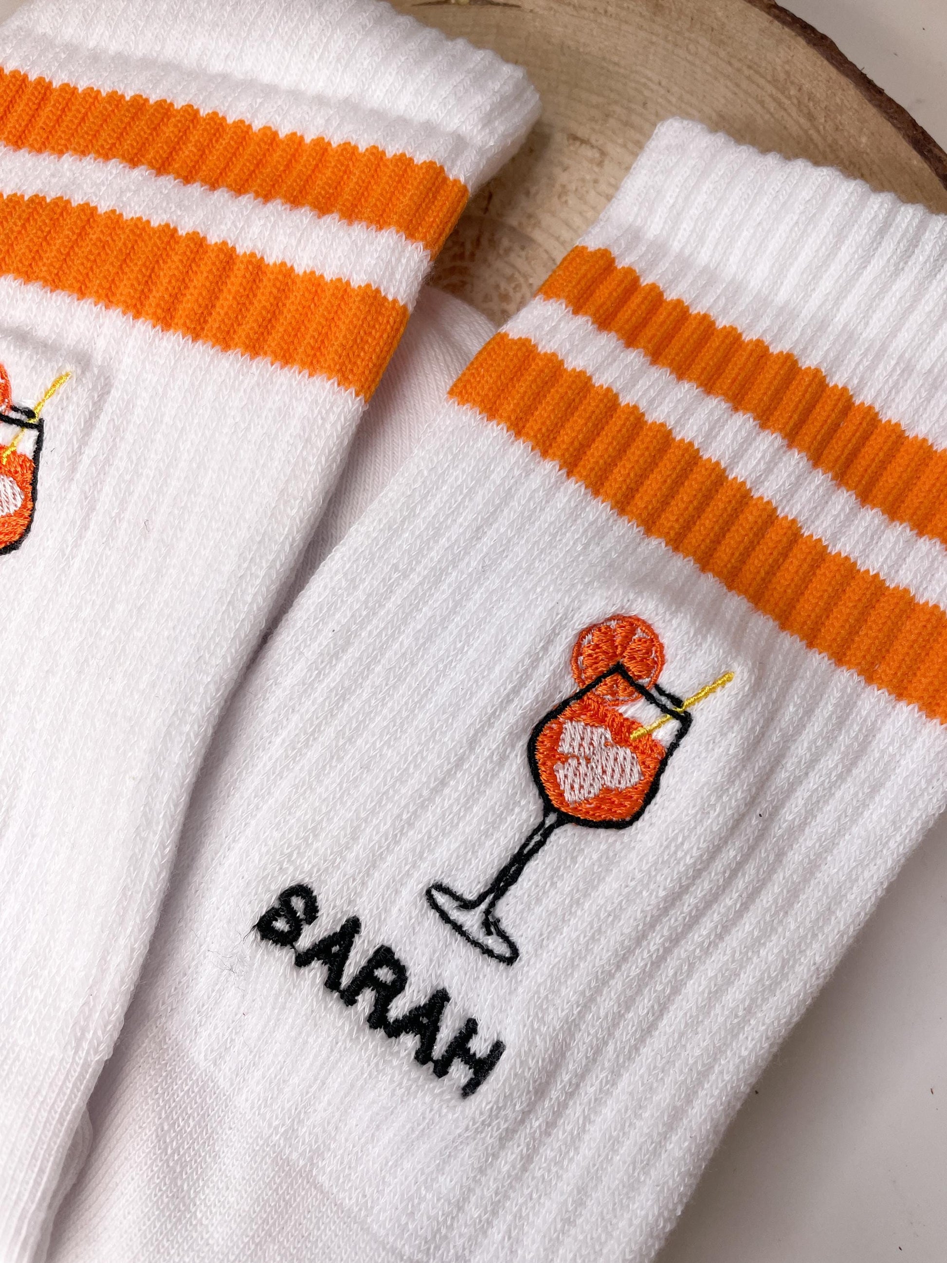 Personalisierte Aperol-Socken mit Namen – bestickt & individuell