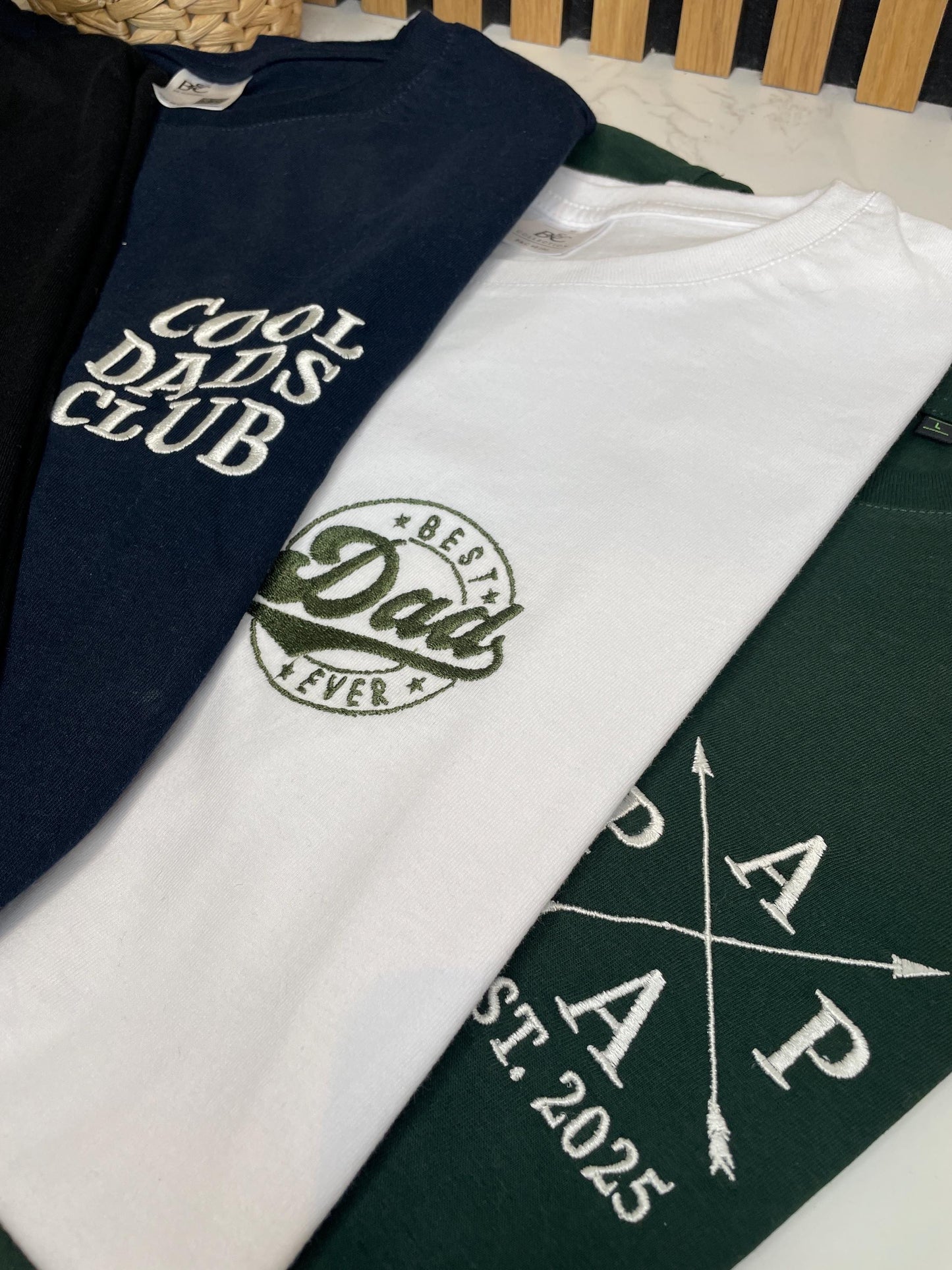 Besticktes Papa T-Shirt – personalisiert mit Kindernamen | Geschenk zum Vatertag, Geburtstag & Weihnachten
