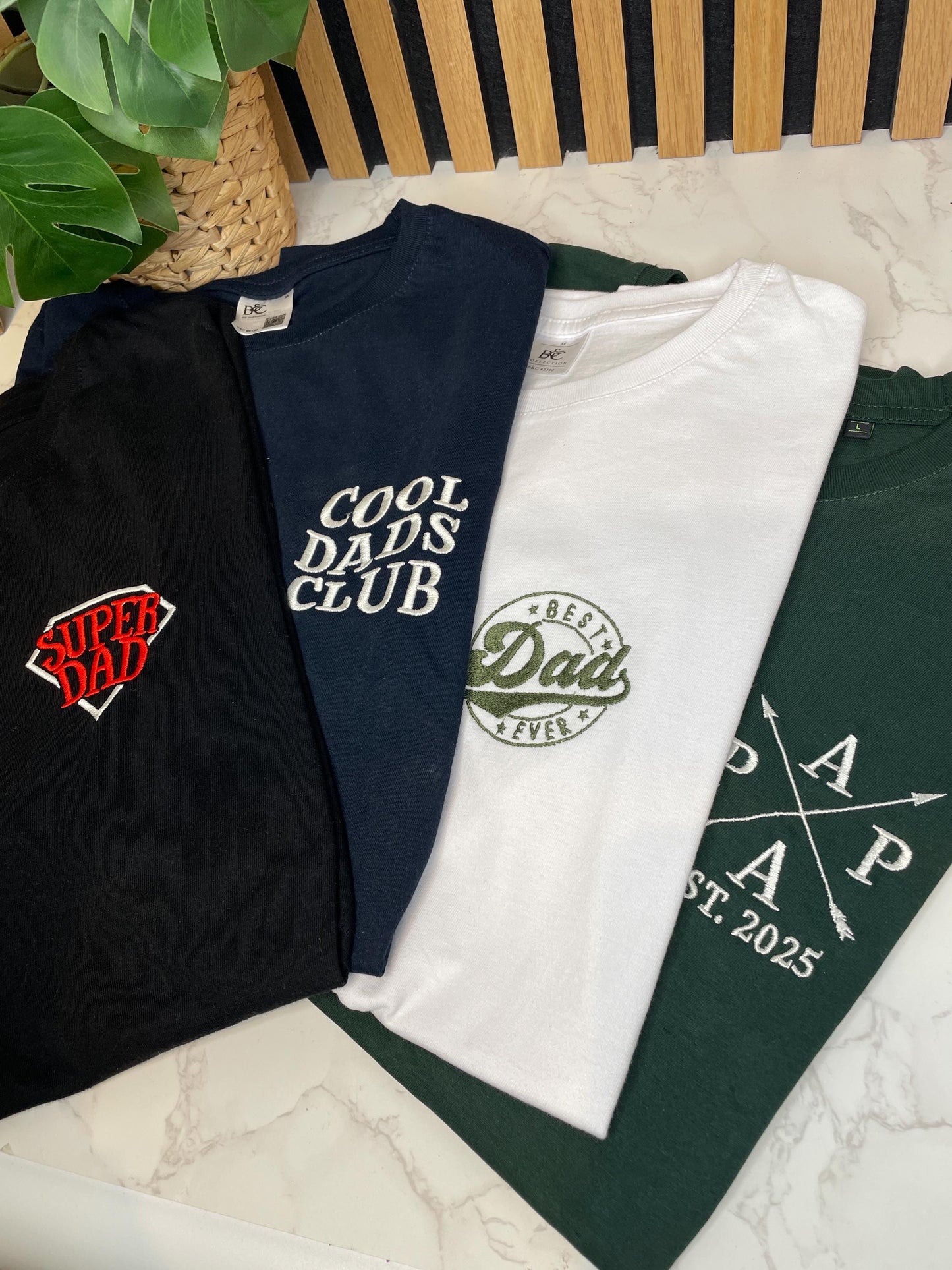 Besticktes Papa T-Shirt – personalisiert mit Kindernamen | Geschenk zum Vatertag, Geburtstag & Weihnachten