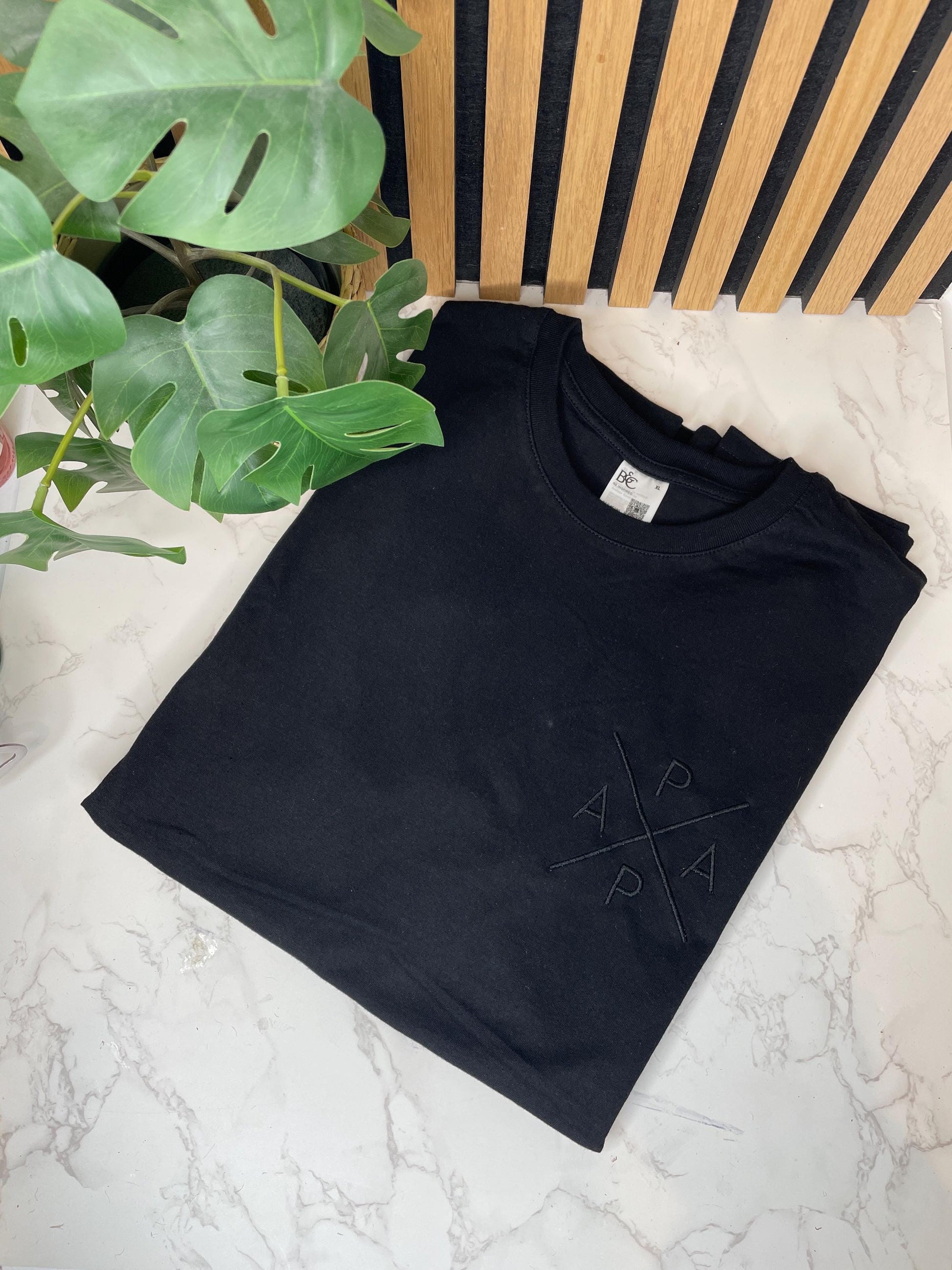 Besticktes Papa T-Shirt – personalisiert mit Kindernamen | Geschenk zum Vatertag, Geburtstag & Weihnachten