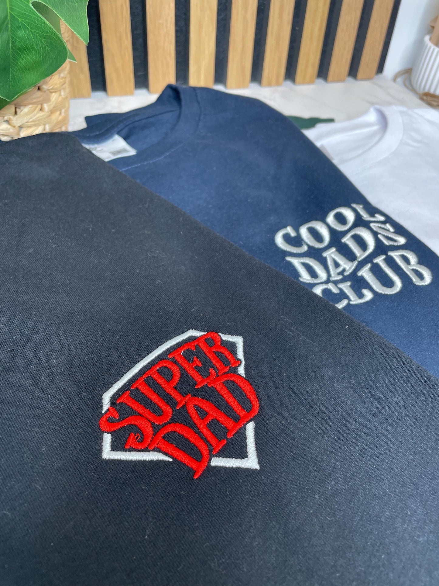 Besticktes Papa T-Shirt – personalisiert mit Kindernamen | Geschenk zum Vatertag, Geburtstag & Weihnachten