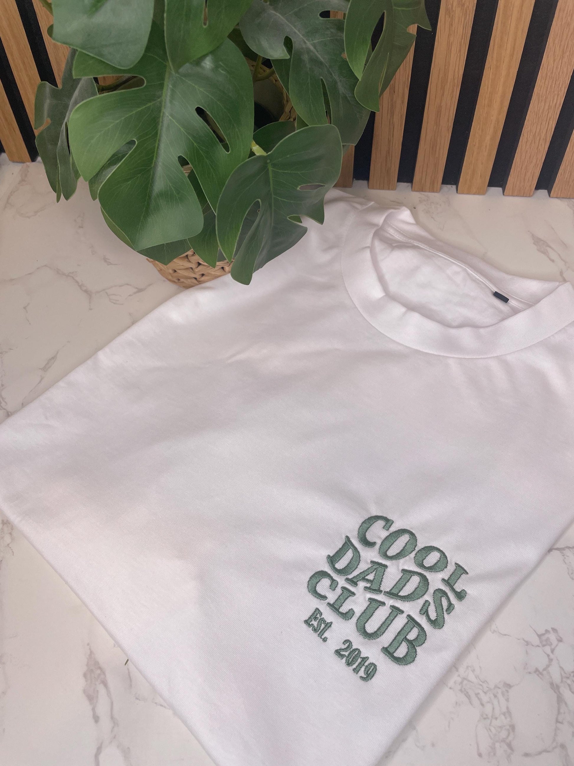 Besticktes Papa T-Shirt – personalisiert mit Kindernamen | Geschenk zum Vatertag, Geburtstag & Weihnachten
