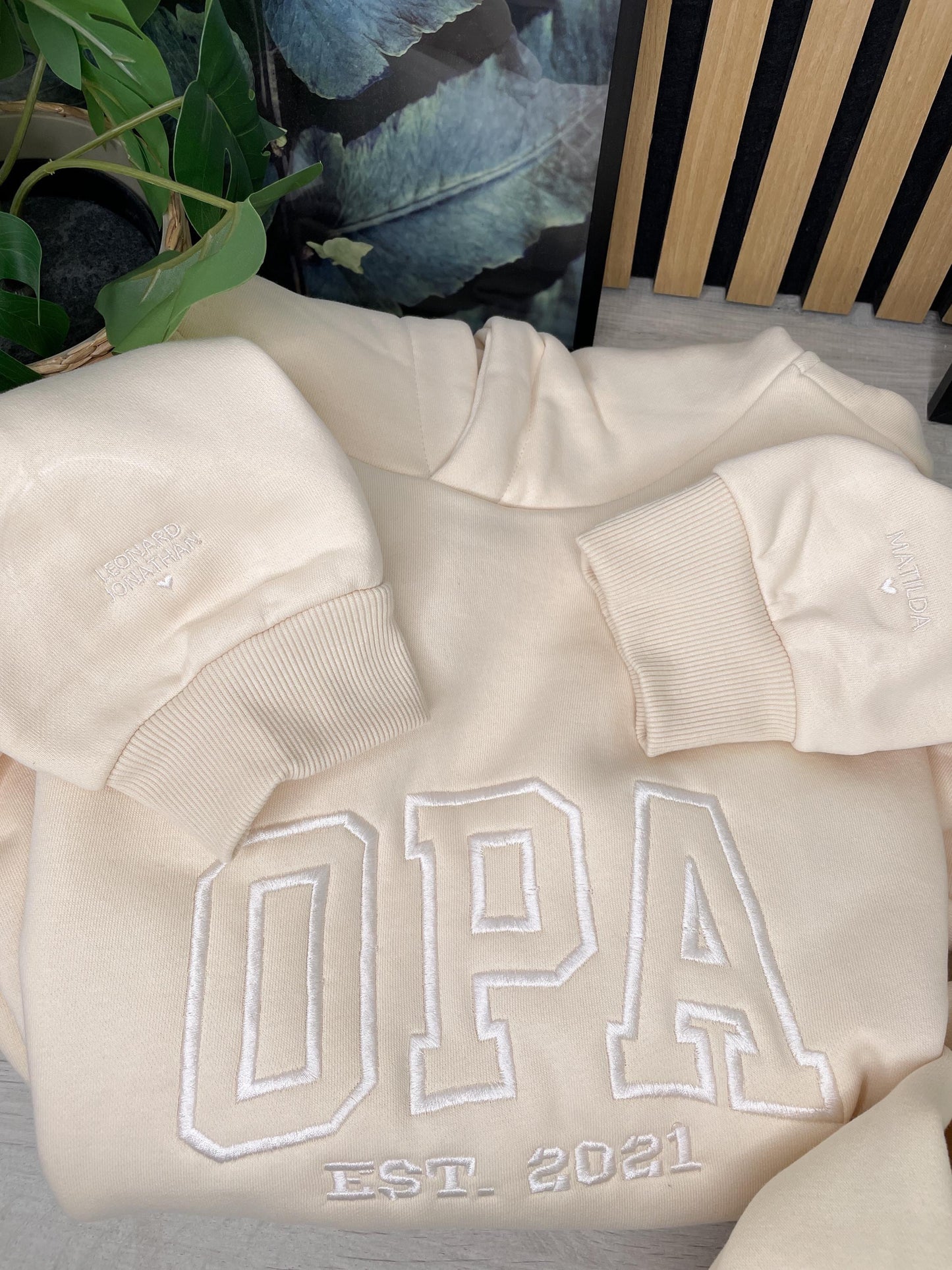 Personalisierter OMA oder OPA Hoodie – bestickt mit Enkelnamen & Geburtsjahr | Kuscheliger Familienhoodie