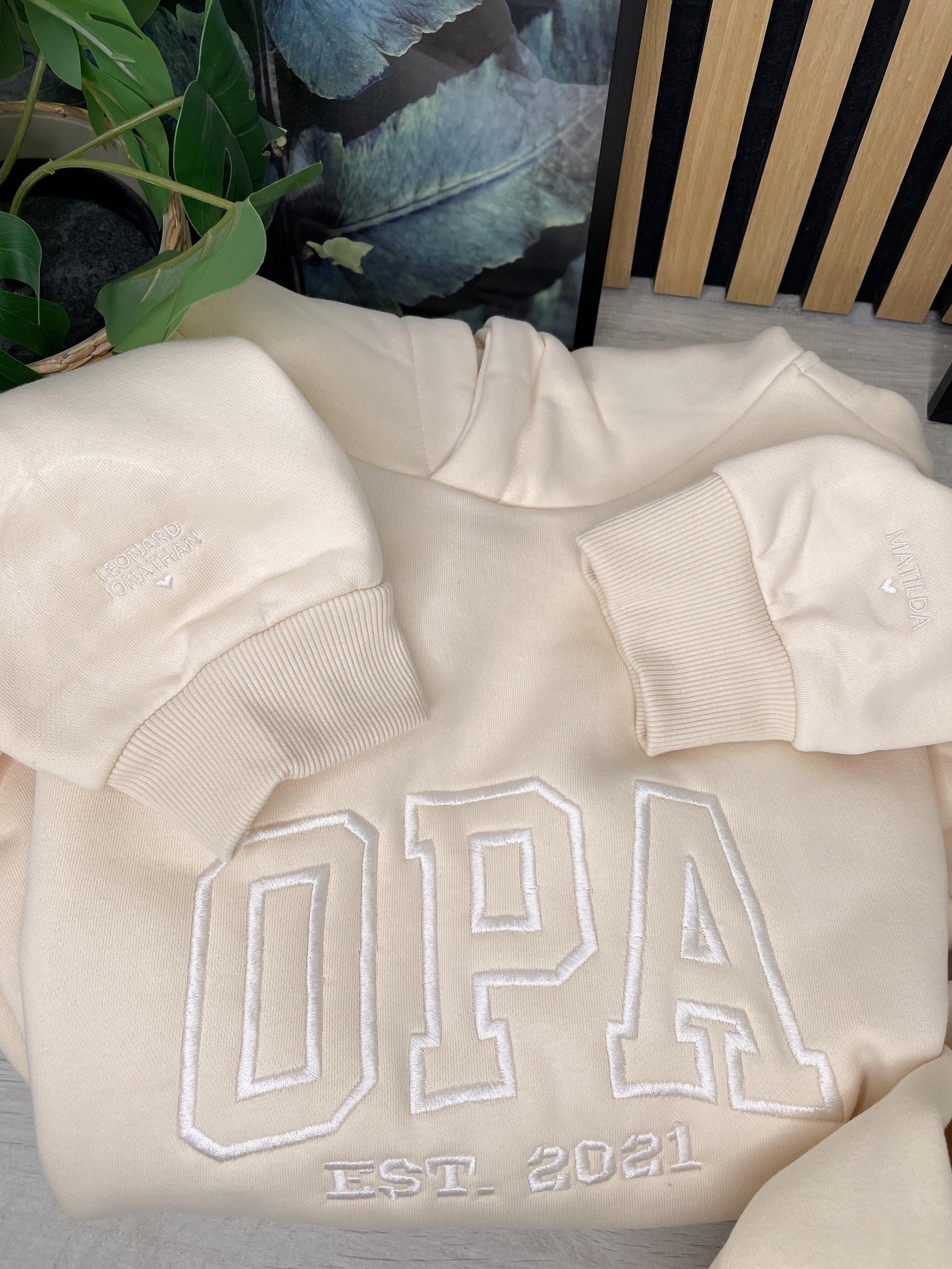 Personalisierter OMA oder OPA Hoodie – bestickt mit Enkelnamen & Geburtsjahr | Kuscheliger Familienhoodie