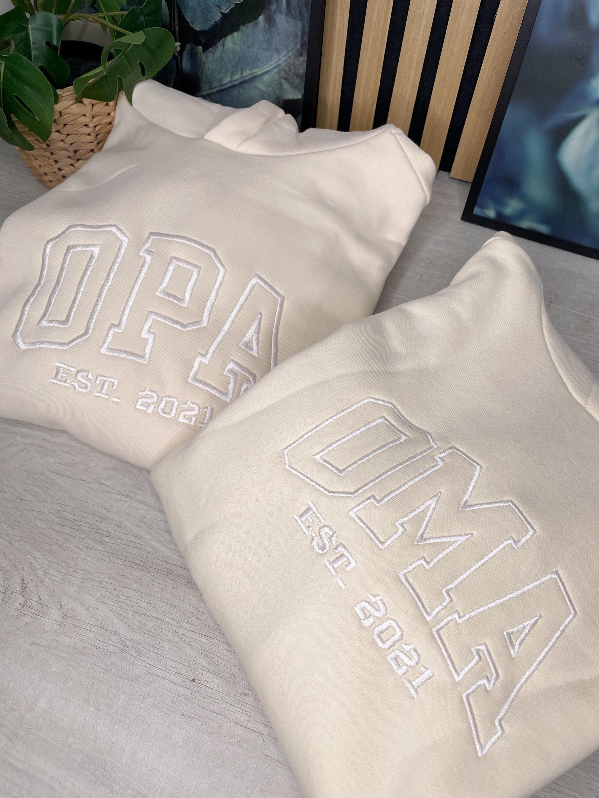 Personalisierter OMA oder OPA Hoodie – bestickt mit Enkelnamen & Geburtsjahr | Kuscheliger Familienhoodie