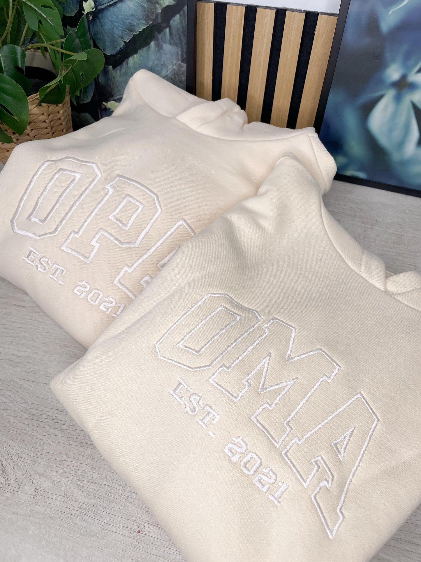 Personalisierter OMA oder OPA Hoodie – bestickt mit Enkelnamen & Geburtsjahr | Kuscheliger Familienhoodie