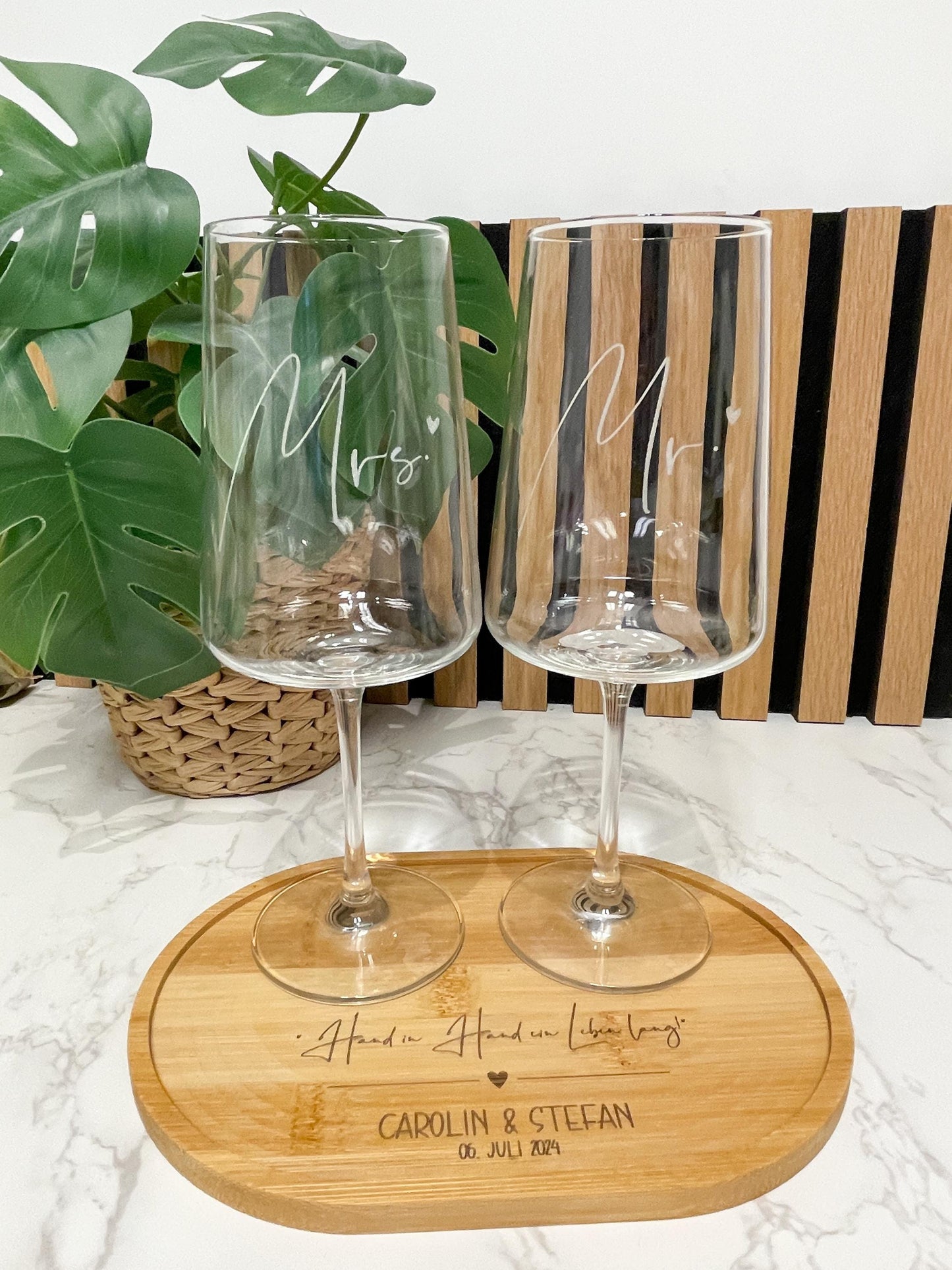 Personalisiertes Hochzeitsgeschenk – Leonardo Weinglas Set mit Gravur & Holztablett