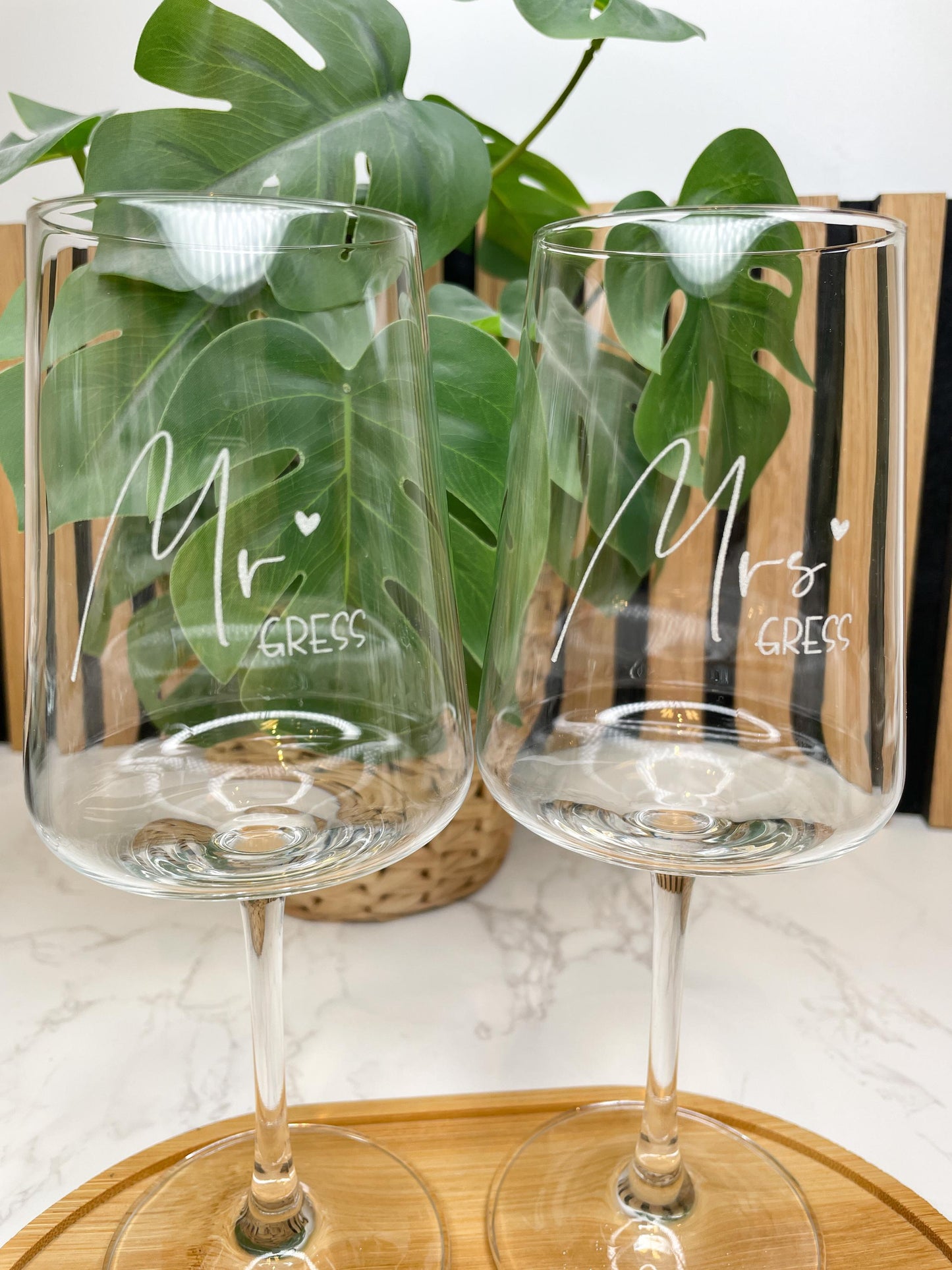 Personalisiertes Hochzeitsgeschenk – Leonardo Weinglas Set mit Gravur & Holztablett