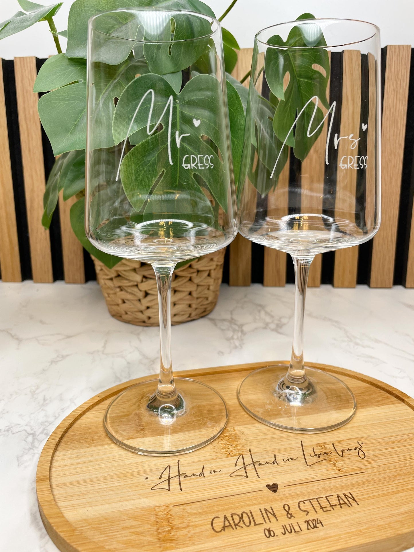 Personalisiertes Hochzeitsgeschenk – Leonardo Weinglas Set mit Gravur & Holztablett