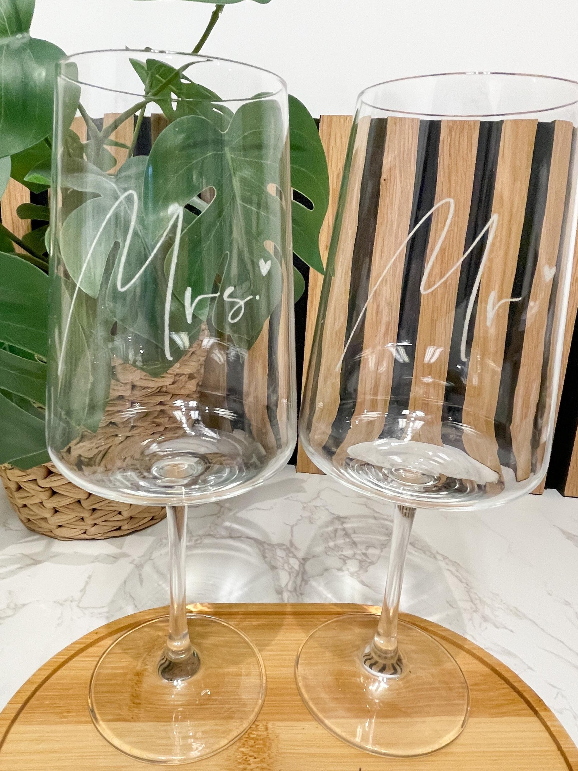 Personalisiertes Hochzeitsgeschenk – Leonardo Weinglas Set mit Gravur & Holztablett
