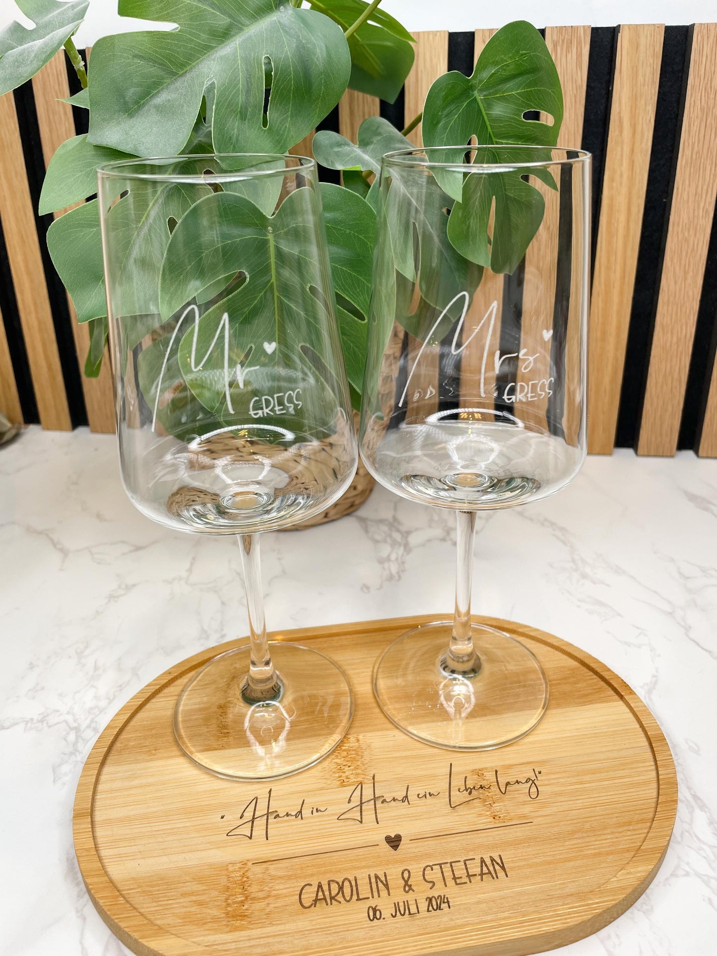 Personalisiertes Hochzeitsgeschenk – Leonardo Weinglas Set mit Gravur & Holztablett