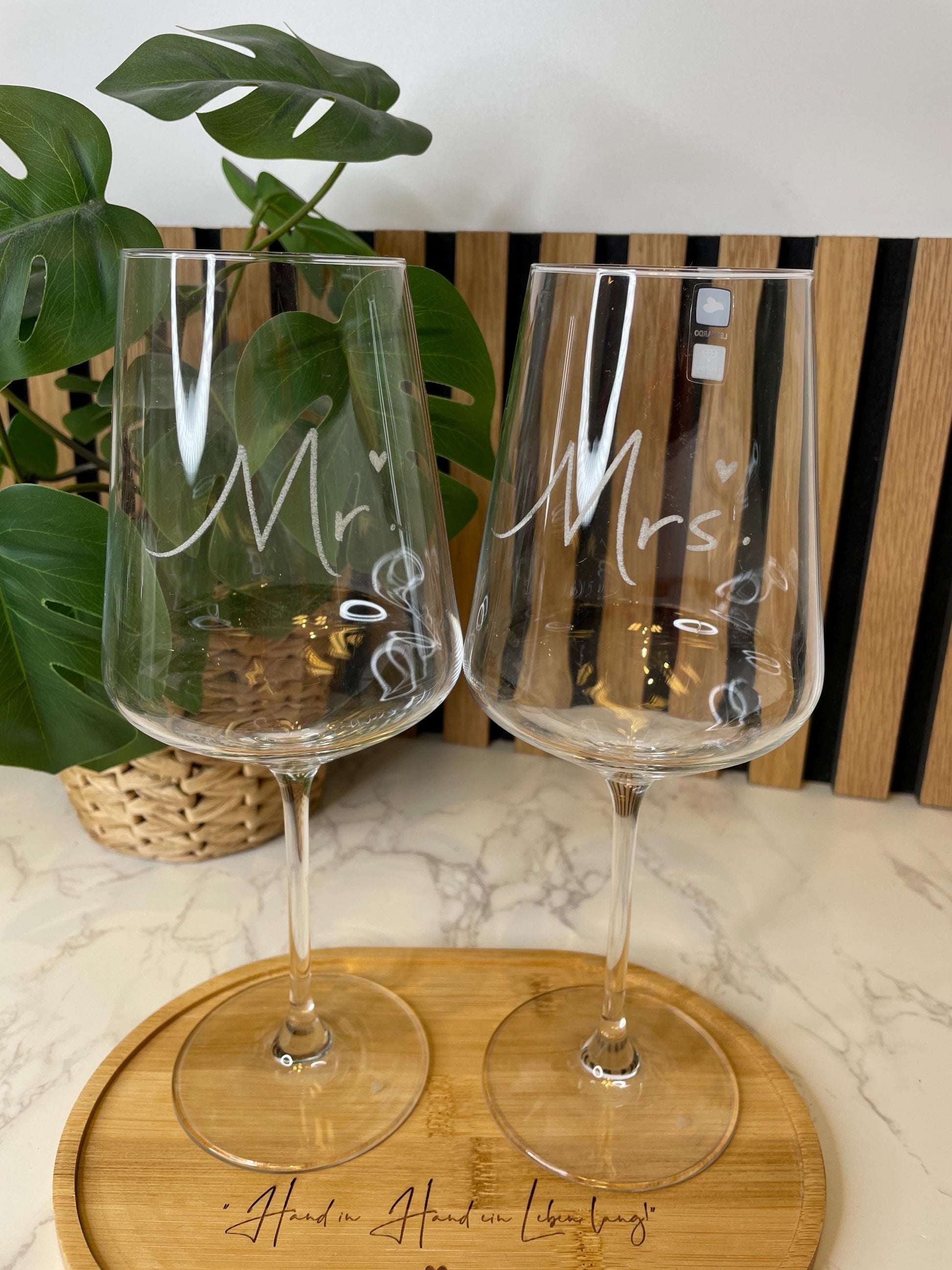 Personalisiertes Hochzeitsgeschenk – Leonardo Weinglas Set mit Gravur & Holztablett