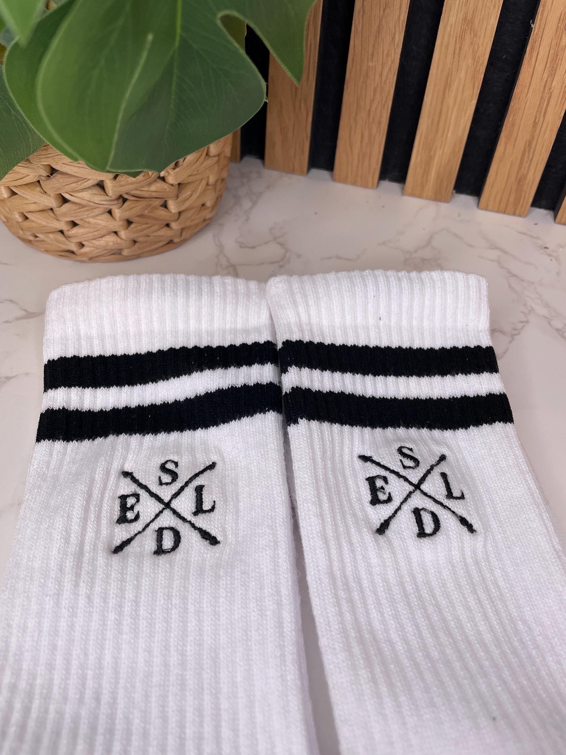 Personalisierte Socken mit Familienmonogramm – bestickt & individuell