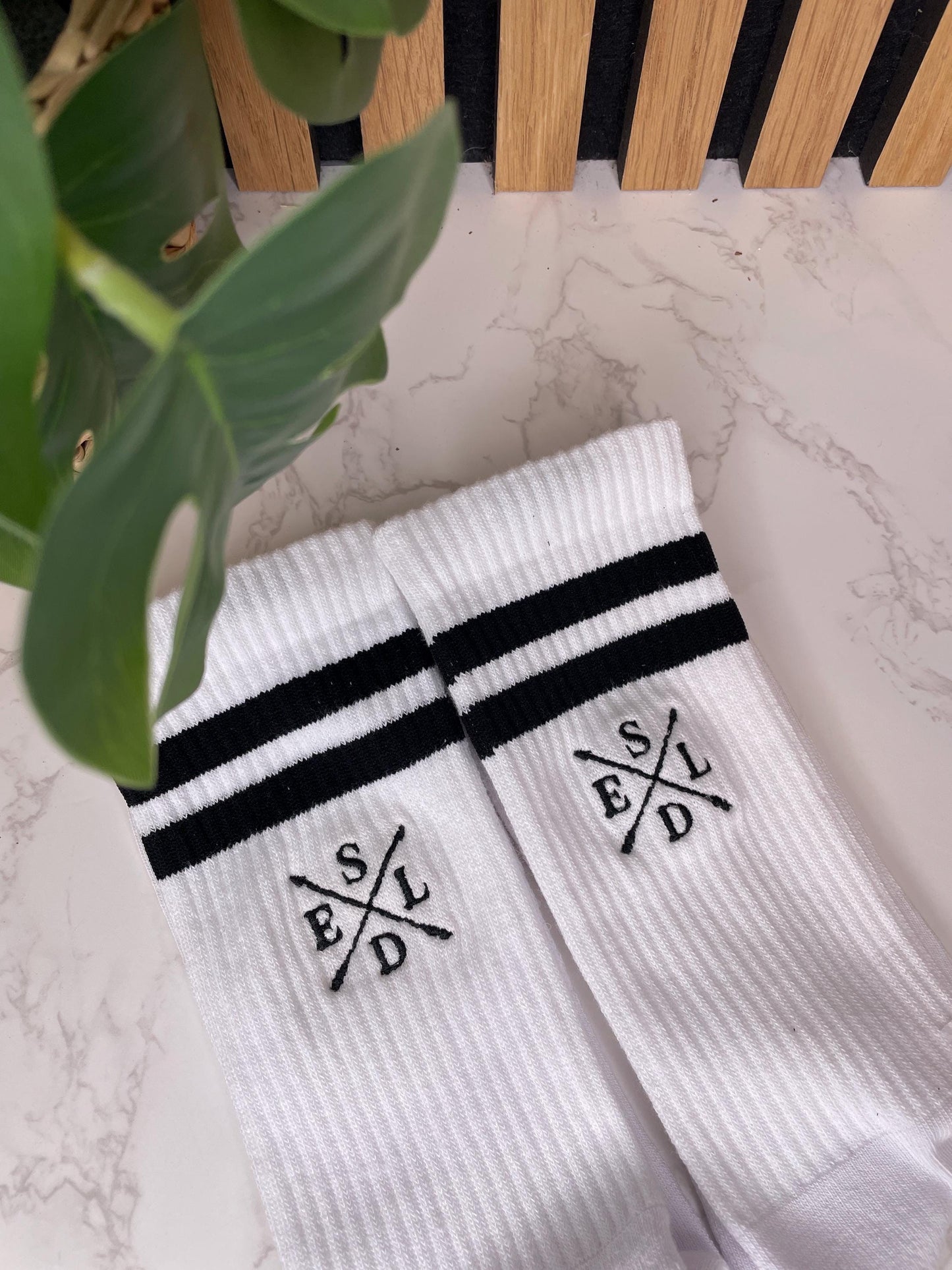 Personalisierte Socken mit Familienmonogramm – bestickt & individuell
