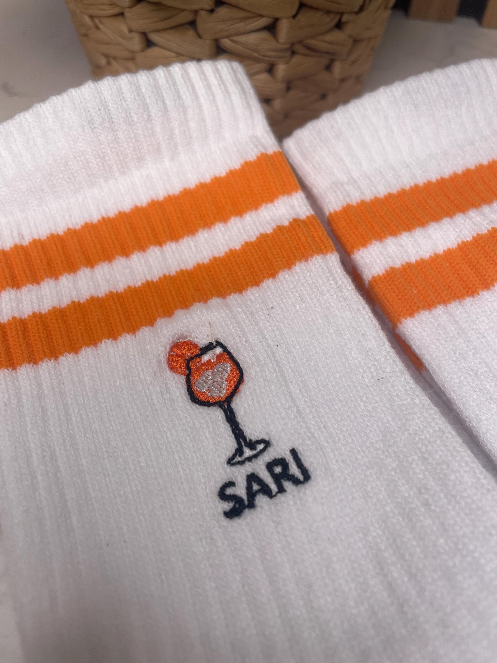 Personalisierte Aperol-Socken mit Namen – bestickt & individuell