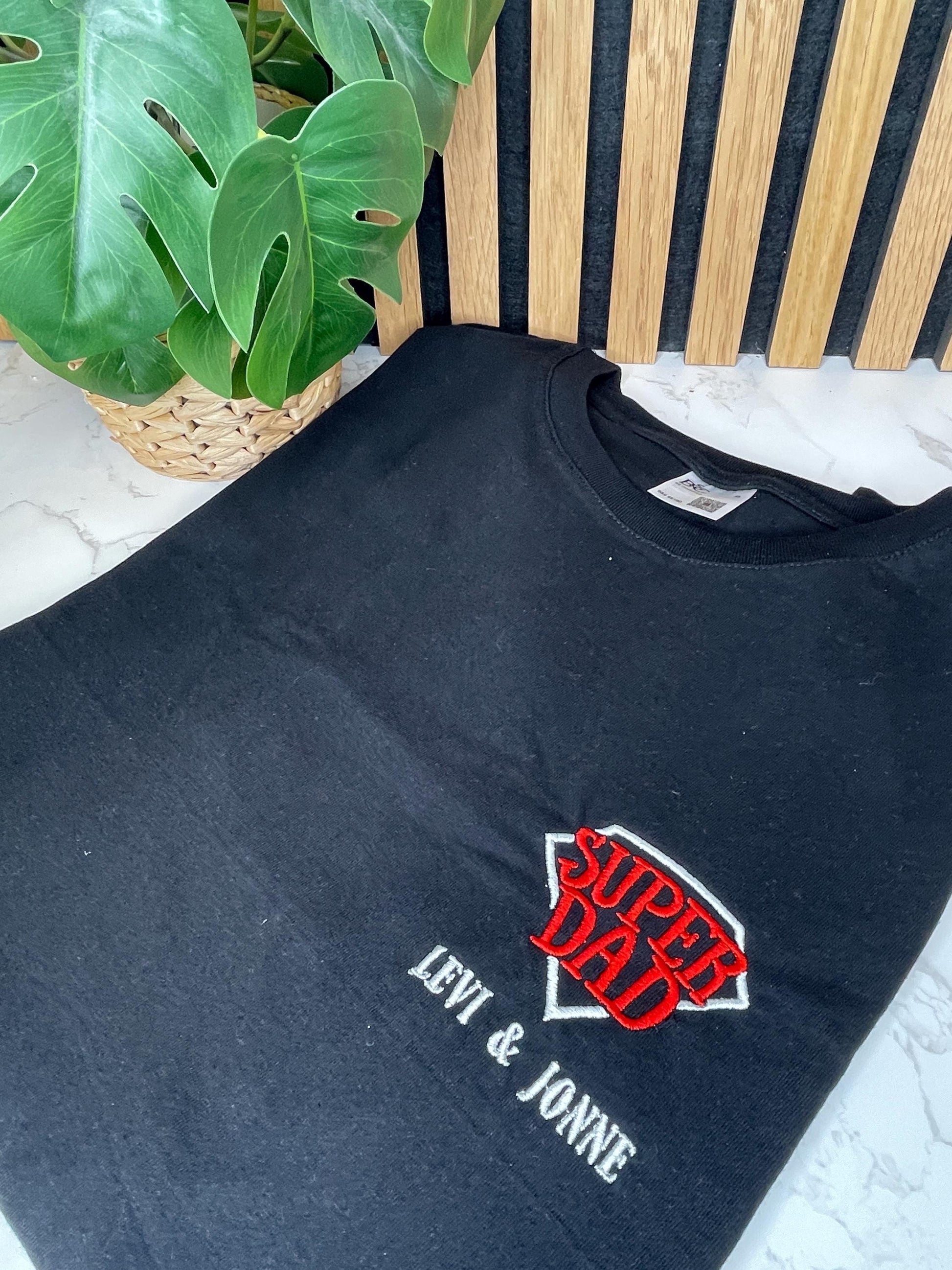 Besticktes Papa T-Shirt – personalisiert mit Kindernamen | Geschenk zum Vatertag, Geburtstag & Weihnachten