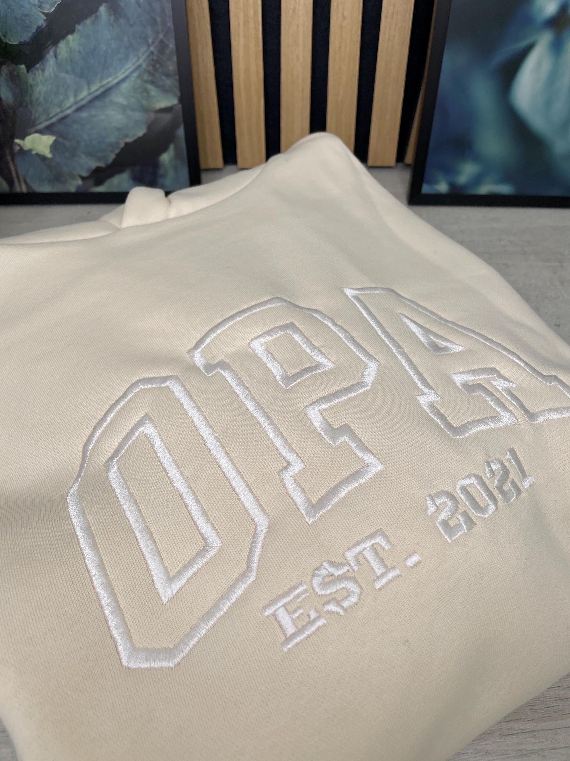 Personalisierter OMA oder OPA Hoodie – bestickt mit Enkelnamen & Geburtsjahr | Kuscheliger Familienhoodie