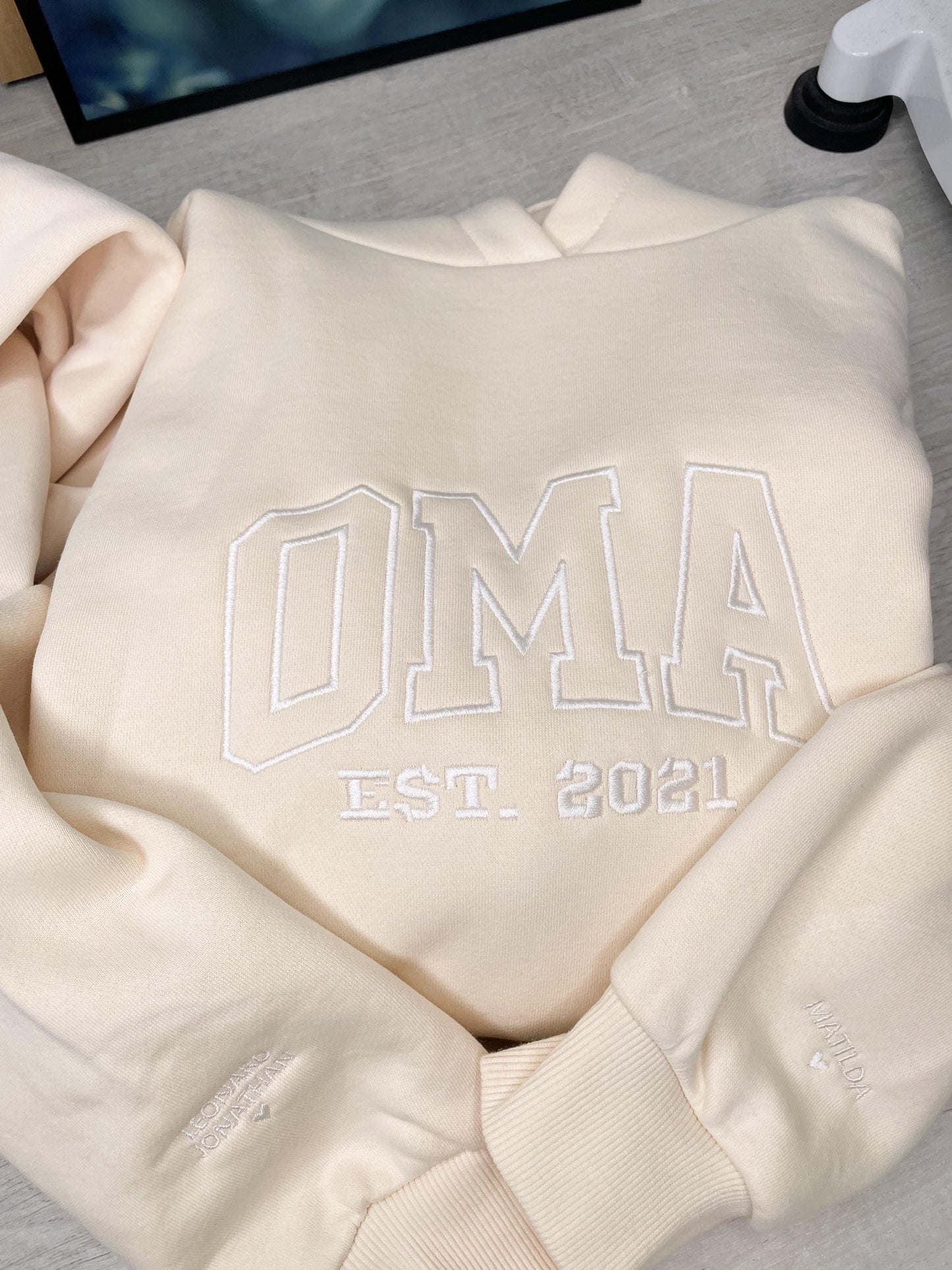 Personalisierter OMA oder OPA Hoodie – bestickt mit Enkelnamen & Geburtsjahr | Kuscheliger Familienhoodie