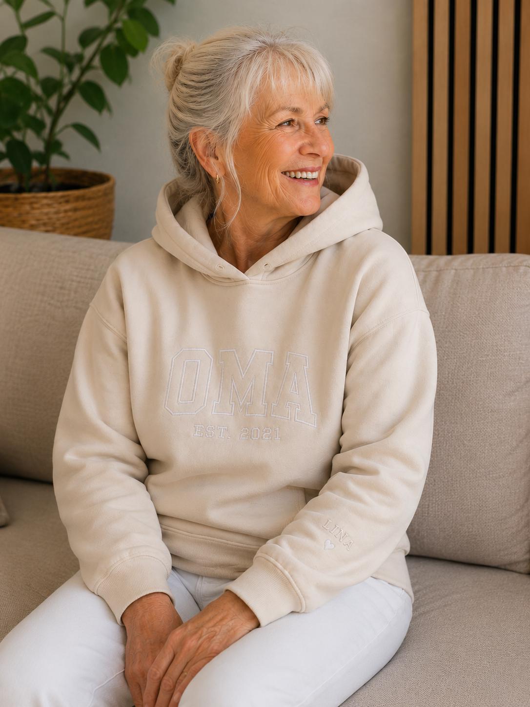 Personalisierter OMA oder OPA Hoodie – bestickt mit Enkelnamen & Geburtsjahr | Kuscheliger Familienhoodie