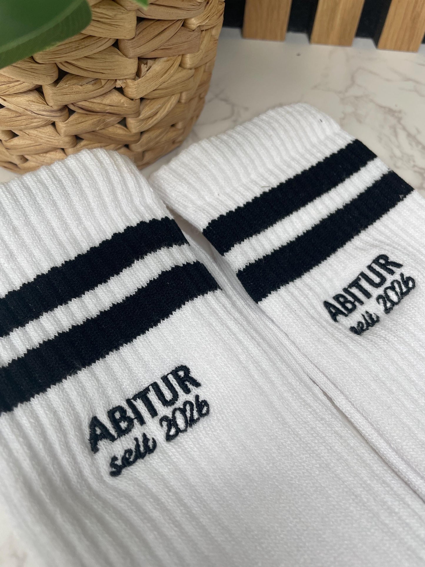 Abitur Socken 2026 – Cooles Geschenk zum bestandenen Abitur | Tennissocken mit schwarzen Streifen | Abi Geschenk | Abschlussgeschenk