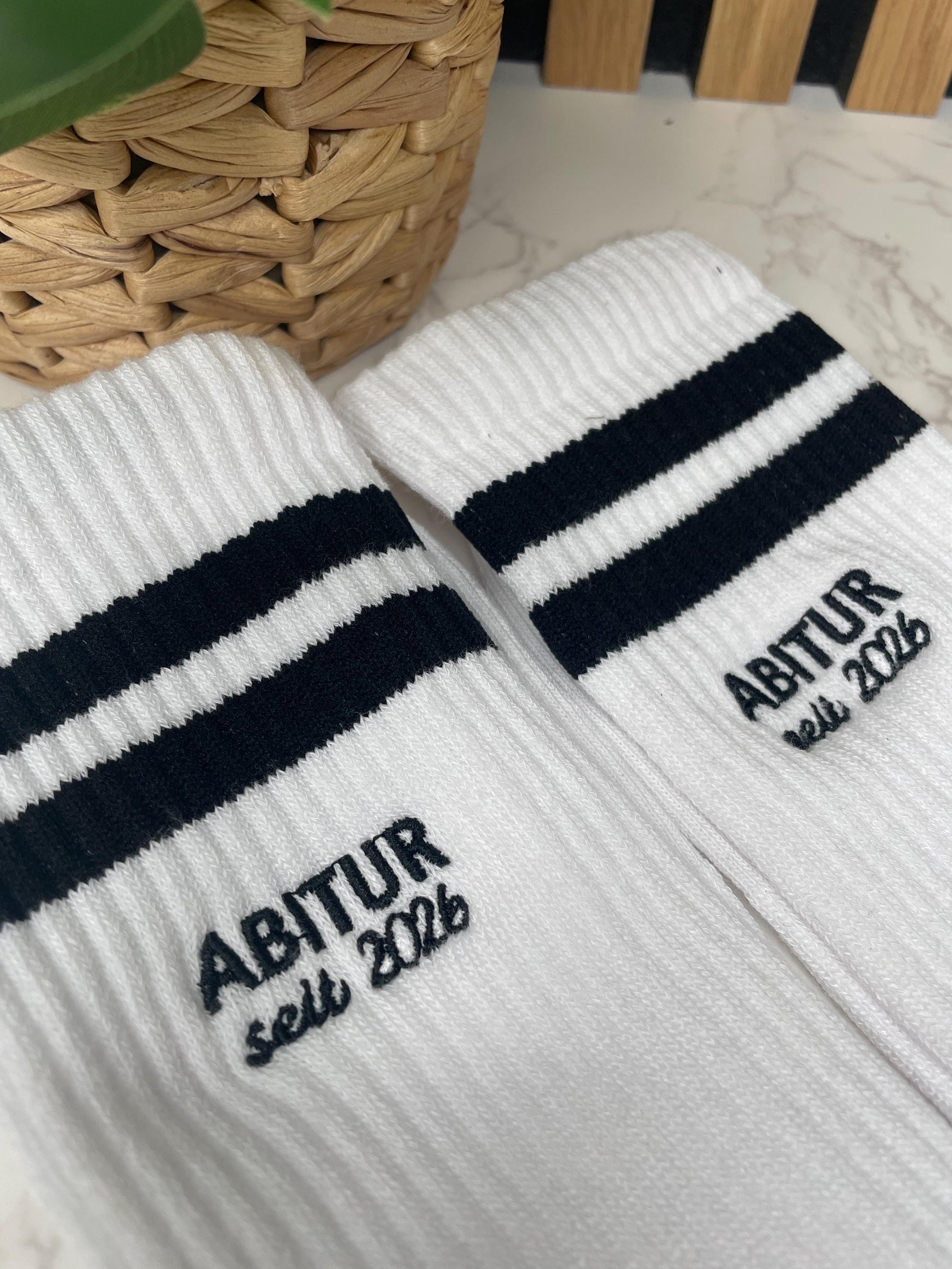 Abitur Socken 2026 – Cooles Geschenk zum bestandenen Abitur | Tennissocken mit schwarzen Streifen | Abi Geschenk | Abschlussgeschenk