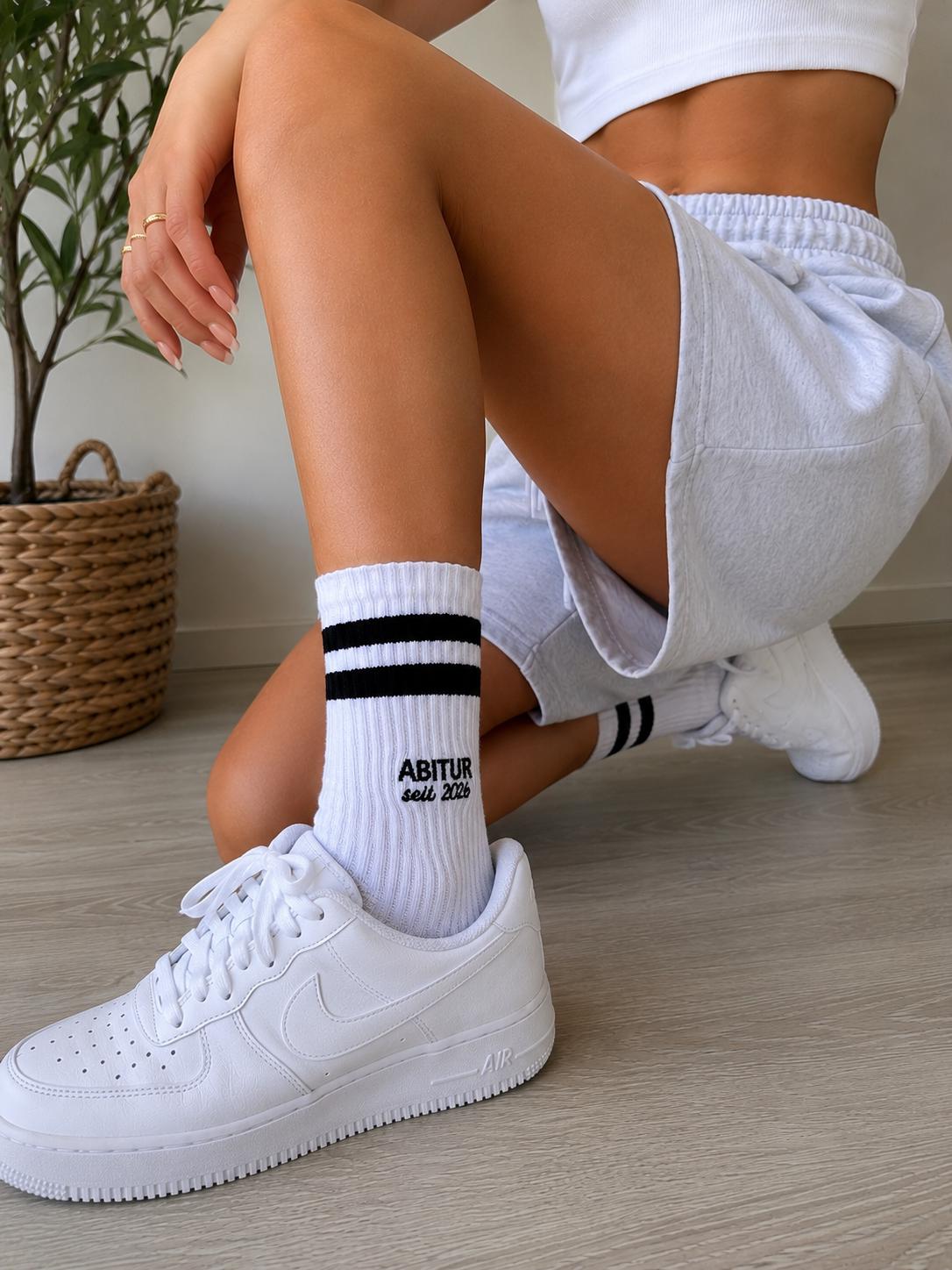 Abitur Socken 2026 – Cooles Geschenk zum bestandenen Abitur | Tennissocken mit schwarzen Streifen | Abi Geschenk | Abschlussgeschenk
