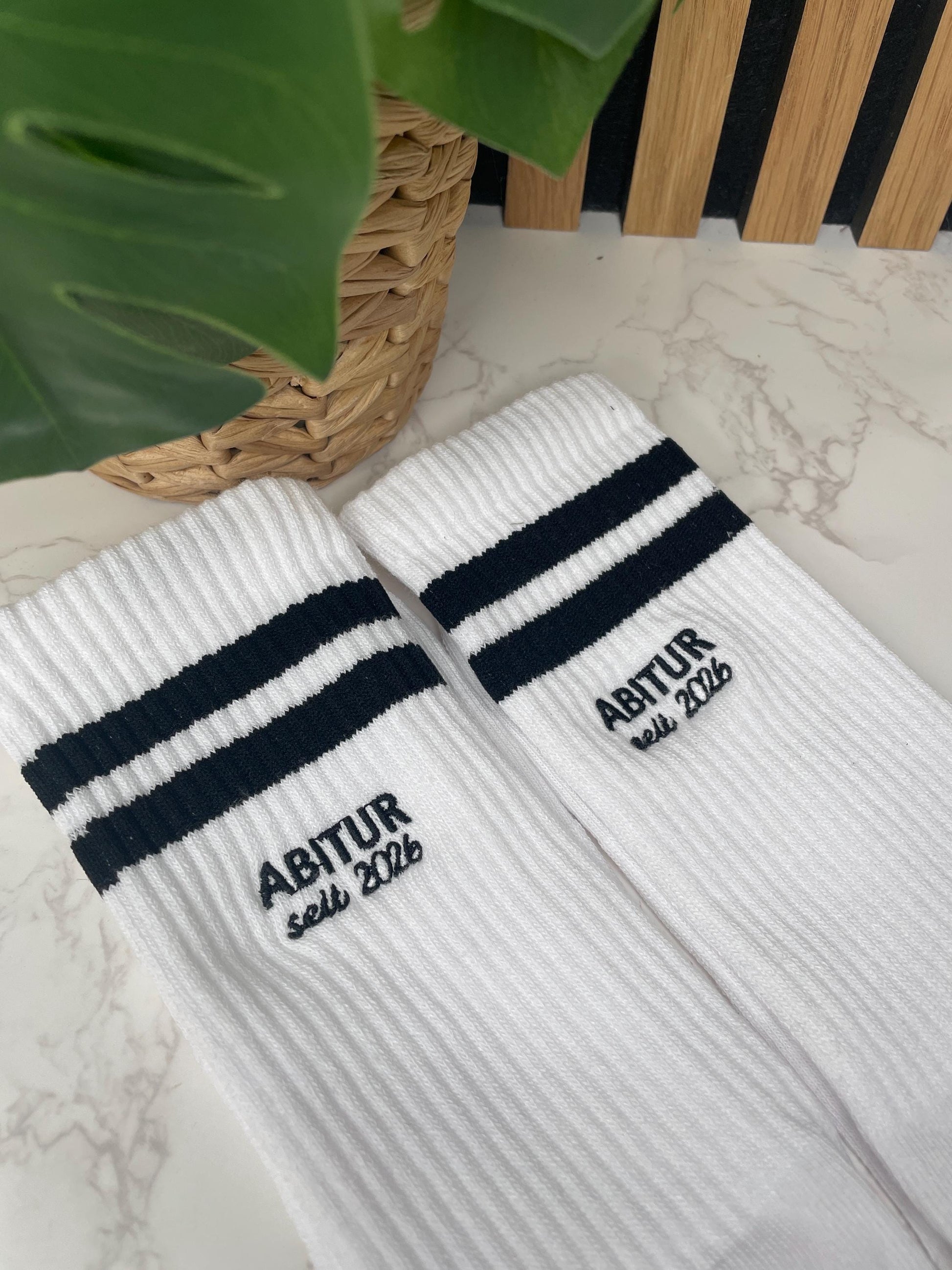 Abitur Socken 2026 – Cooles Geschenk zum bestandenen Abitur | Tennissocken mit schwarzen Streifen | Abi Geschenk | Abschlussgeschenk