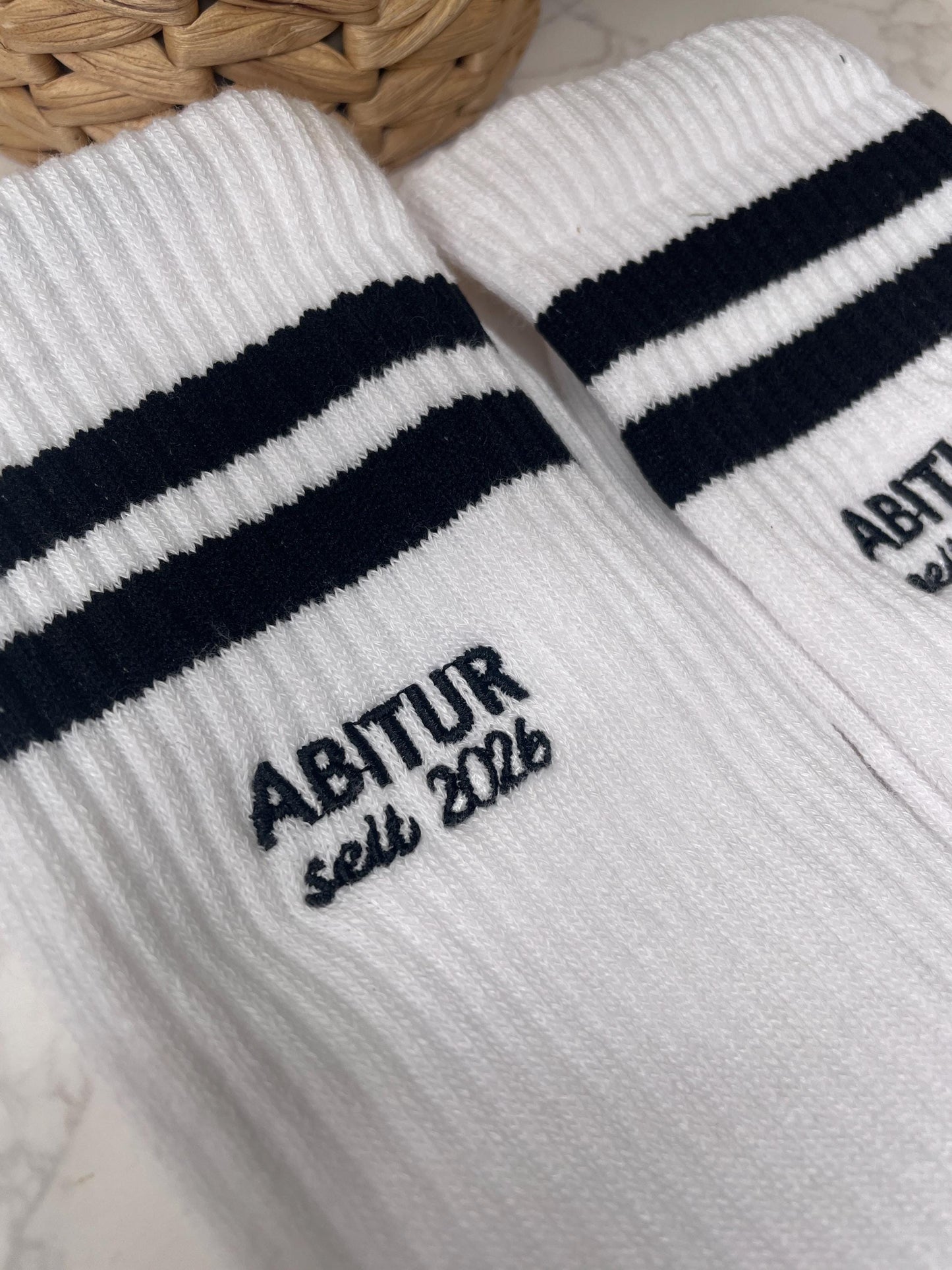 Abitur Socken 2026 – Cooles Geschenk zum bestandenen Abitur | Tennissocken mit schwarzen Streifen | Abi Geschenk | Abschlussgeschenk