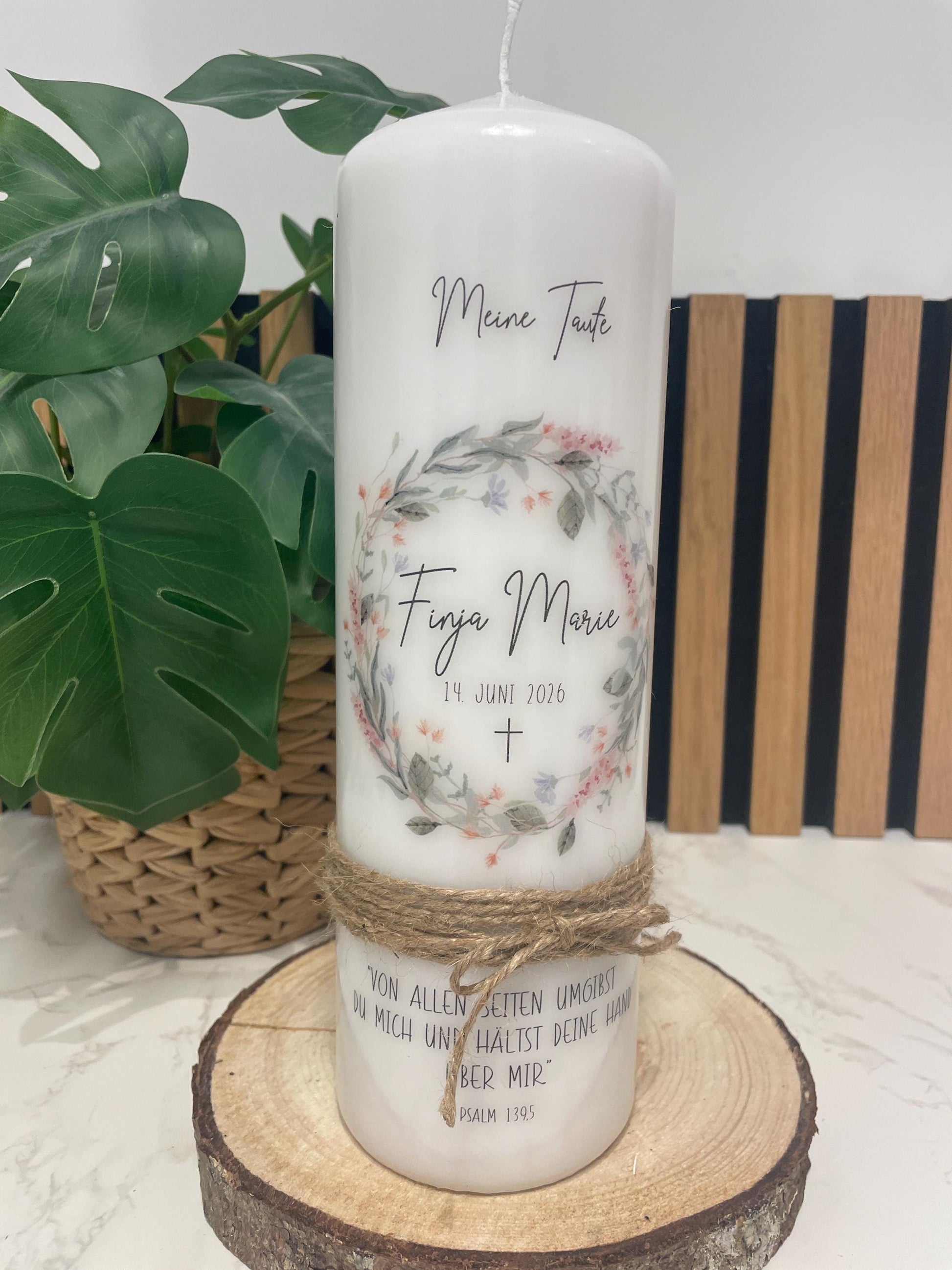 Personalisierte Taufkerze mit Blumenkranz & Bibelvers – Ein besonderes Geschenk zur Taufe