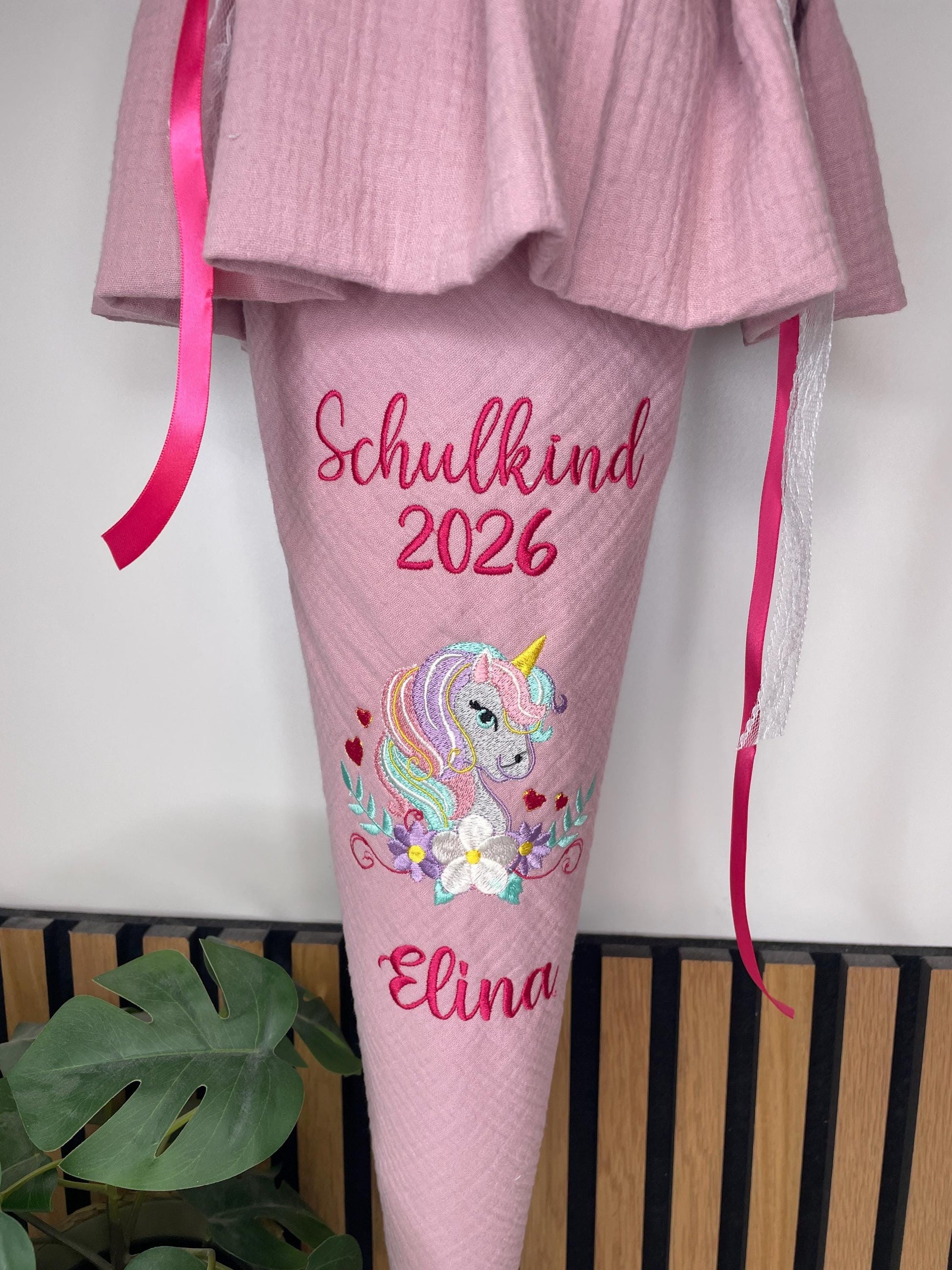 Personalisierte Schultüte aus Musselin mit Volants und Einhorn Stickerei – Schulkind