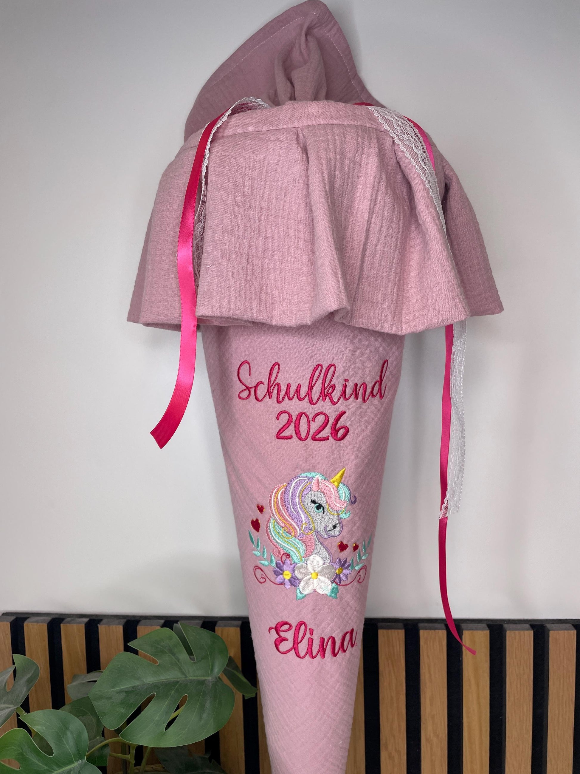 Personalisierte Schultüte aus Musselin mit Volants und Einhorn Stickerei – Schulkind