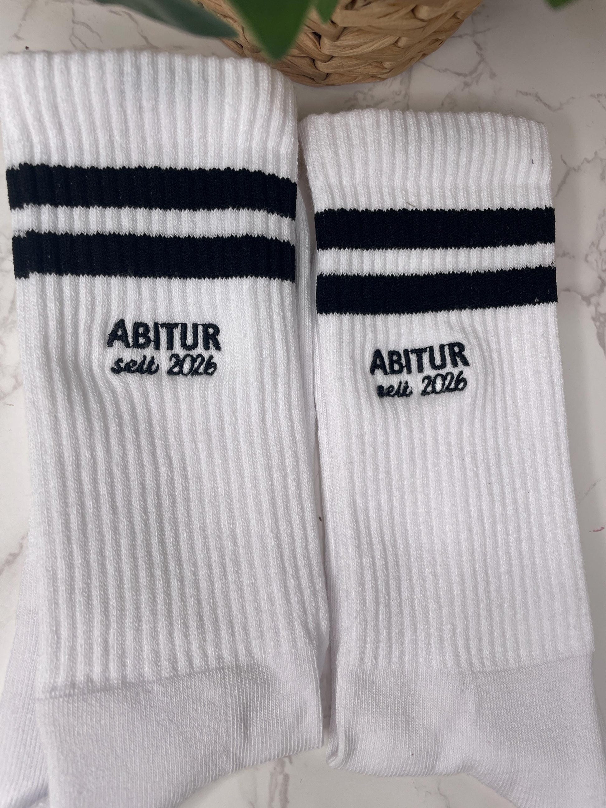 Abitur Socken 2026 – Cooles Geschenk zum bestandenen Abitur | Tennissocken mit schwarzen Streifen | Abi Geschenk | Abschlussgeschenk